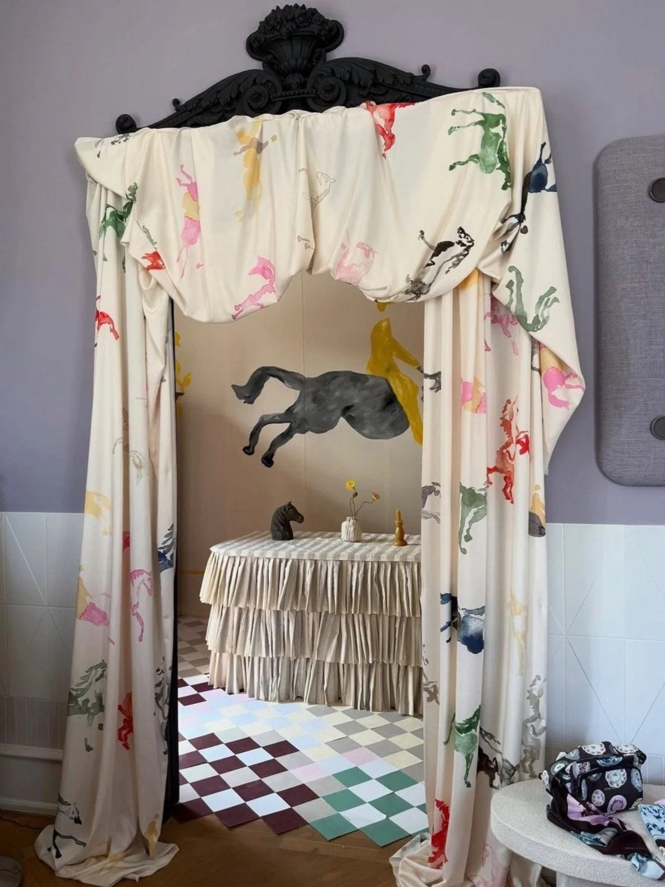 D E R B Y
Run for the roses, but make it interiors, tablescapes, and the kind of details that deserve their own guest list. 🐎

Horse motifs, layered tables, polished silver, equestrian wallpapers, and entertaining that feels equal parts classic and 