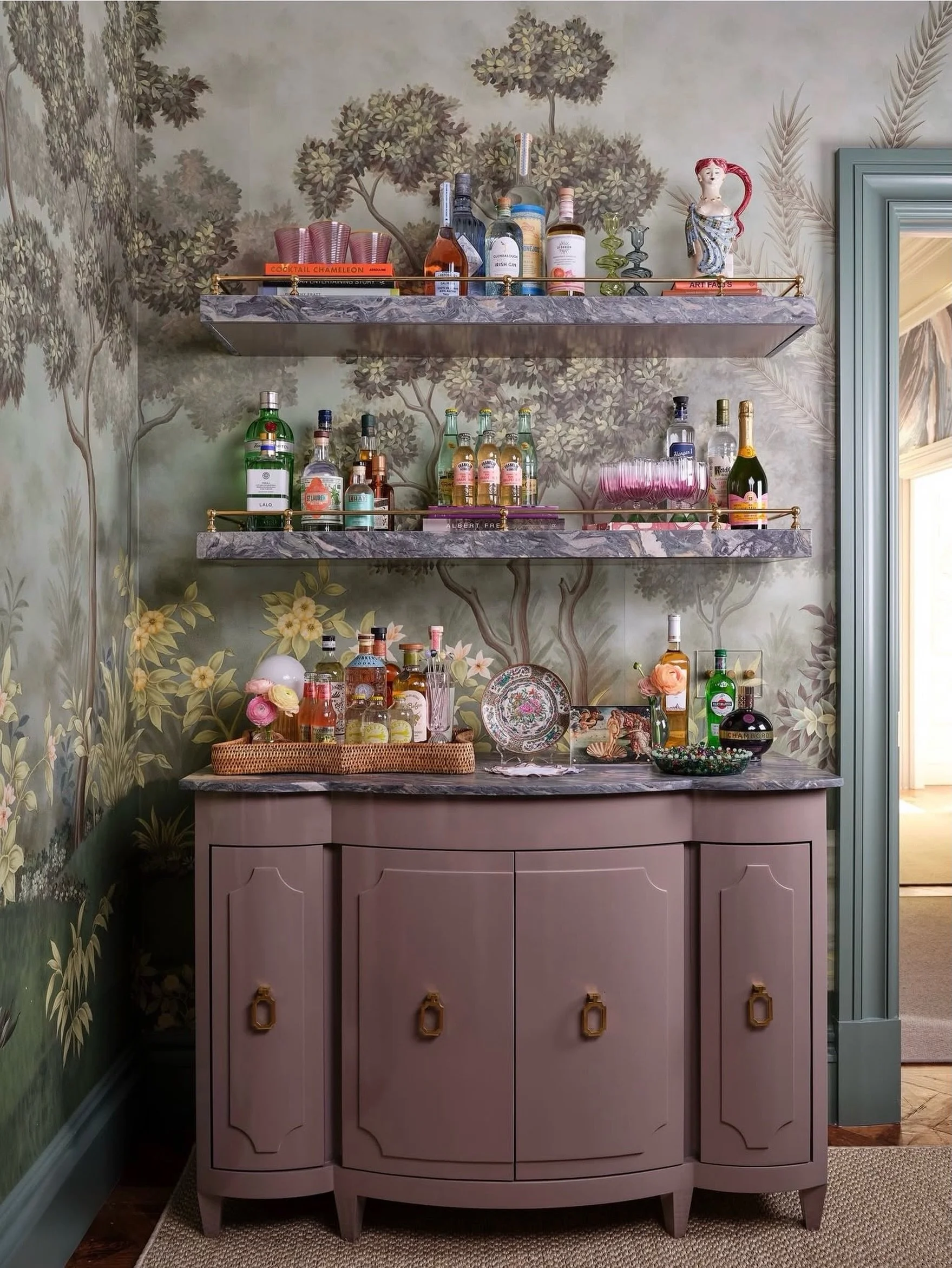C U R I O U S
When Friday cocktail hour looks like this, no one is in a rush to leave.🍾

A hidden jewel-box bar wrapped in Gracie wallpaper, layered color, and all the vibes to start the weekend well.✨

Designed by @katefiglerinteriors 
📸 @sargentp