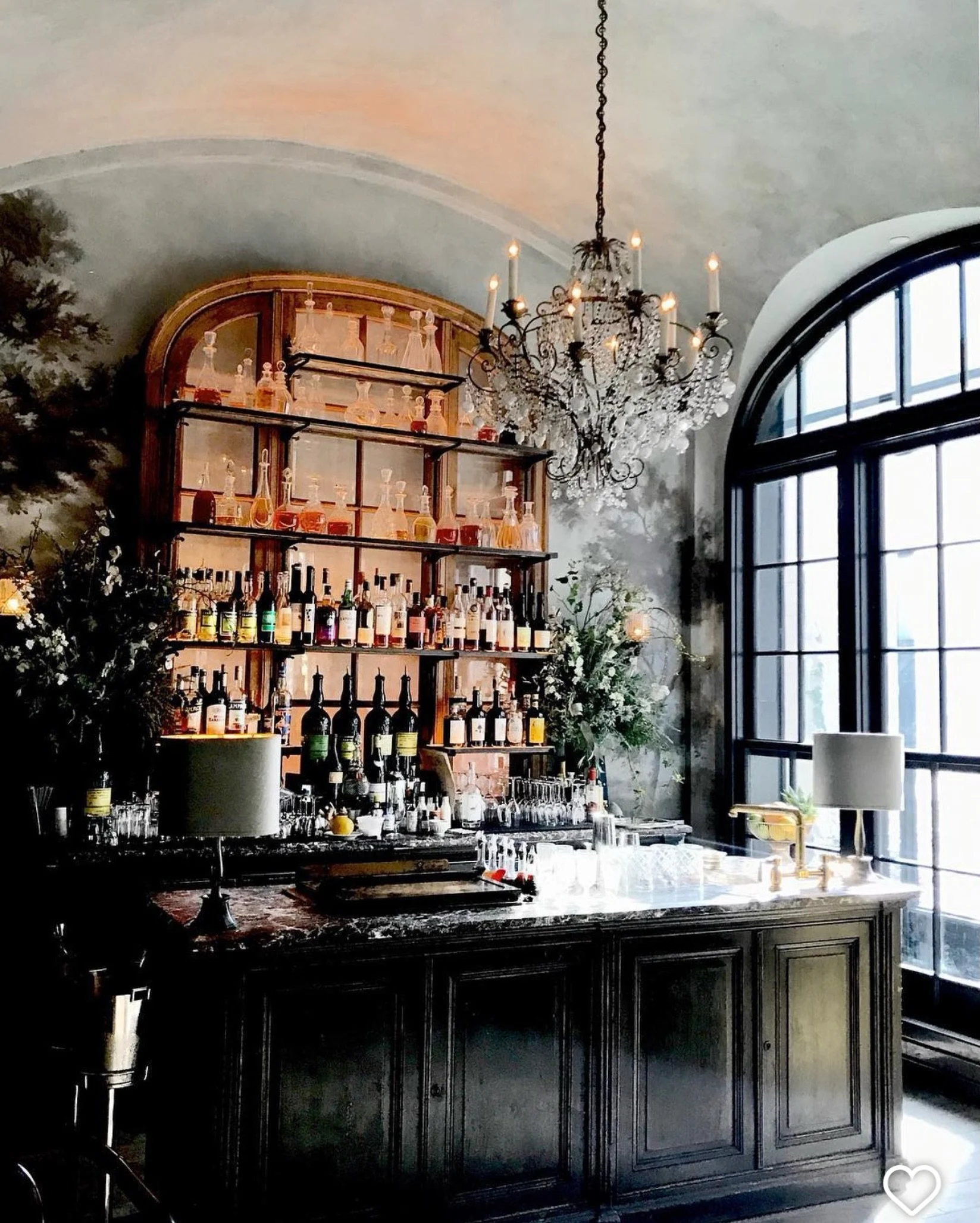 C O C K T A I L  H O U R 
Some say Le Coucou is home to the prettiest bar in New York City. Designed by iconic @rwguild ✨

All we know is it is Friday, we are in the mood for a proper cocktail, and counting down the days until we are back beneath the