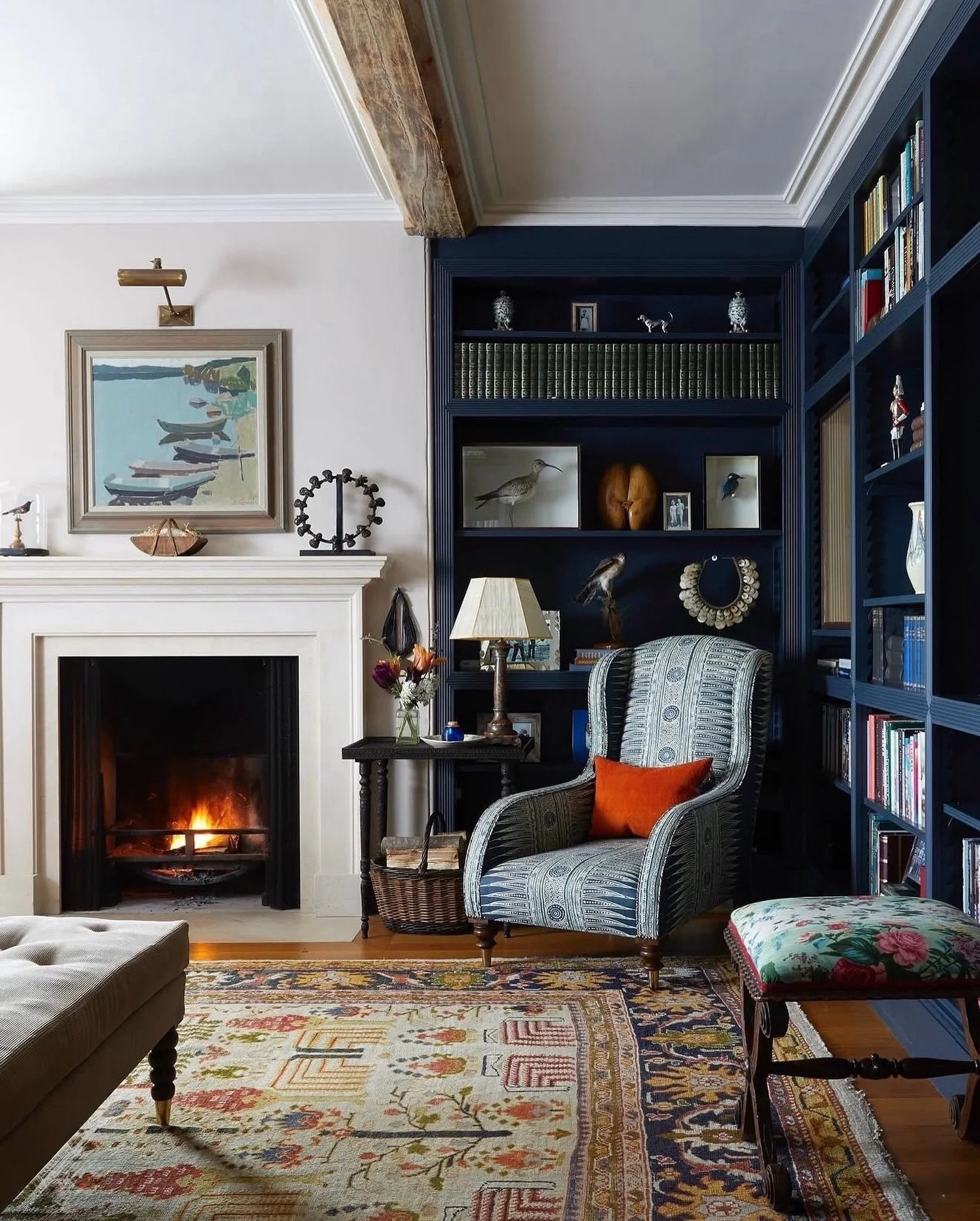C L A S S I C
Designed by Rita Konig, this room feels effortless in the very best way.

Layered, inviting, and deeply personal without trying too hard. Feels like a kind of space that makes people want to linger a little longer and then some.✨

📸 re