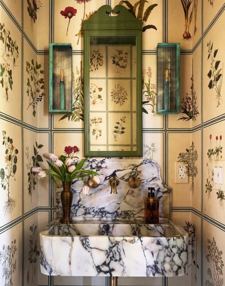 I L L U M I N A T E D
The kind of powder room that has everyone taking mirror photos. 📷

Hand-finished sconces by Urban Electric, botanical walls, and oh, that marble. 

Sconces @urbanelectricco 
Design by @katielindquistinteriors
Photo @juliadags 
