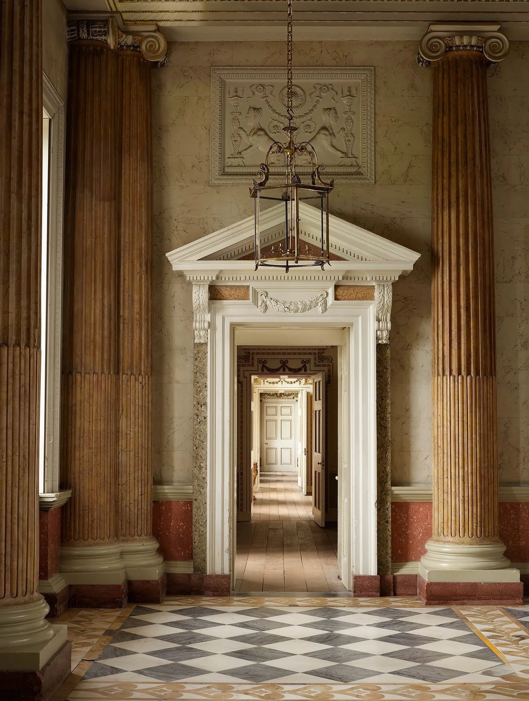 C L A S S I C 
Not all statement lighting shouts.

Jamb London&rsquo;s Dolphin Lantern commands attention the old-fashioned way: through impeccable proportion, craftsmanship, and scale.

Proof that one extraordinary fixture can hold its own against c