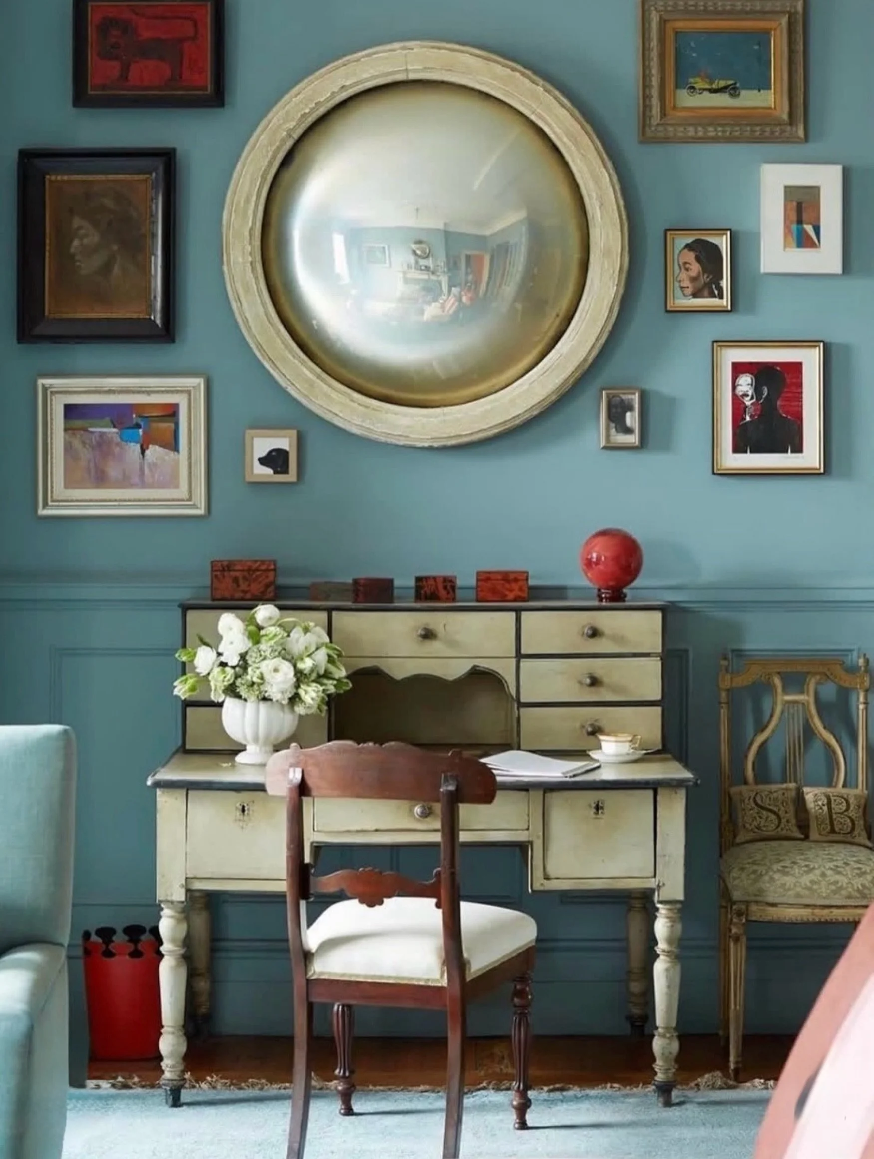 C U R I O U S
A gallery wall is never really finished. It simply collects more stories. 🖼️

Design @nystrom_design 
📸 repost @ginabowhill 

#ClassicAndCurious #GalleryWall #CollectedHome
