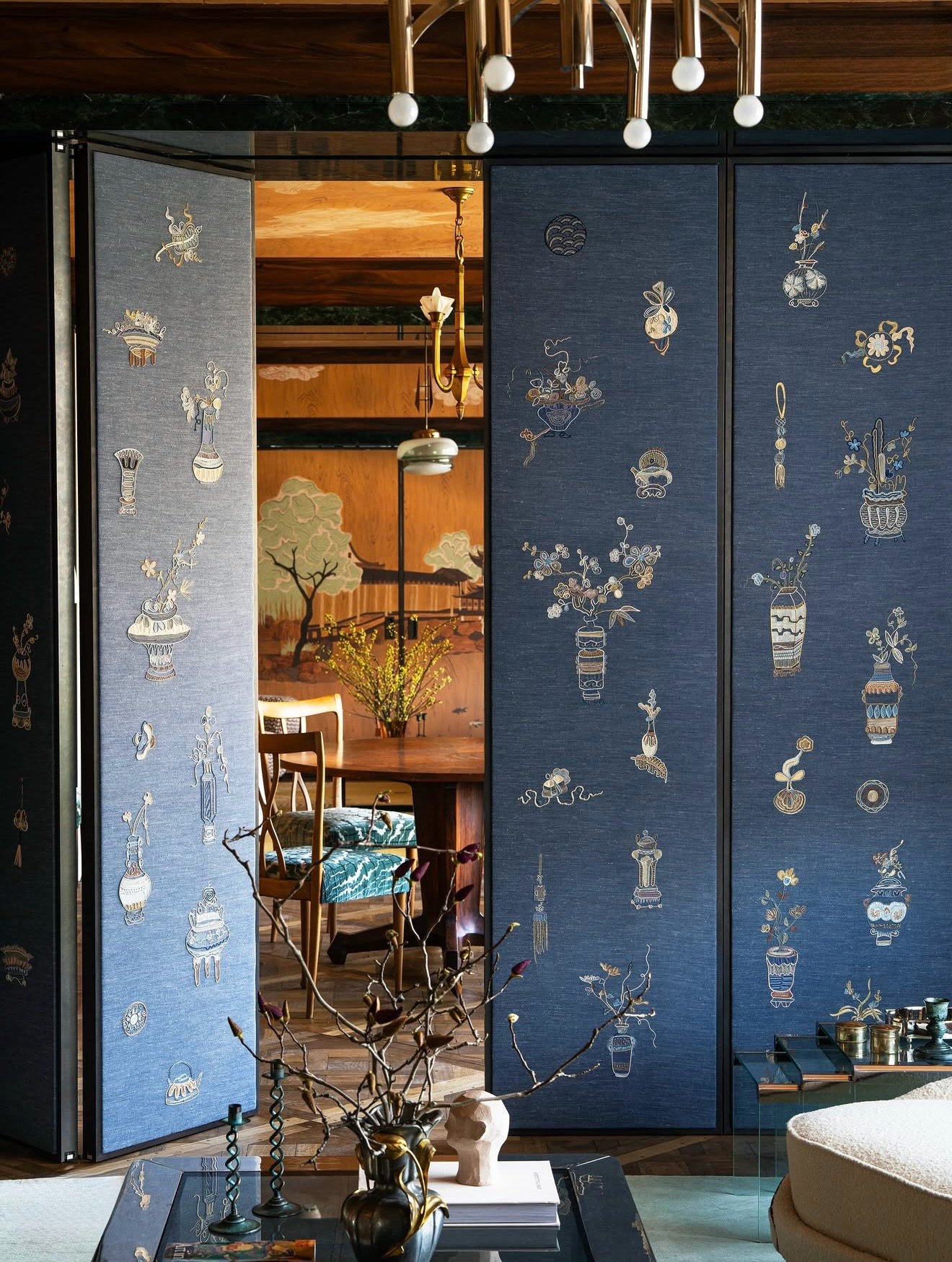 C R A F T S M A N S H I P
Before it is decoration, it is artistry.

Inspired by traditional Chinese symbols associated with prosperity, longevity, and peace, this remarkable De Gournay folding screen brings together hand embroidery, silk appliqu&eacu