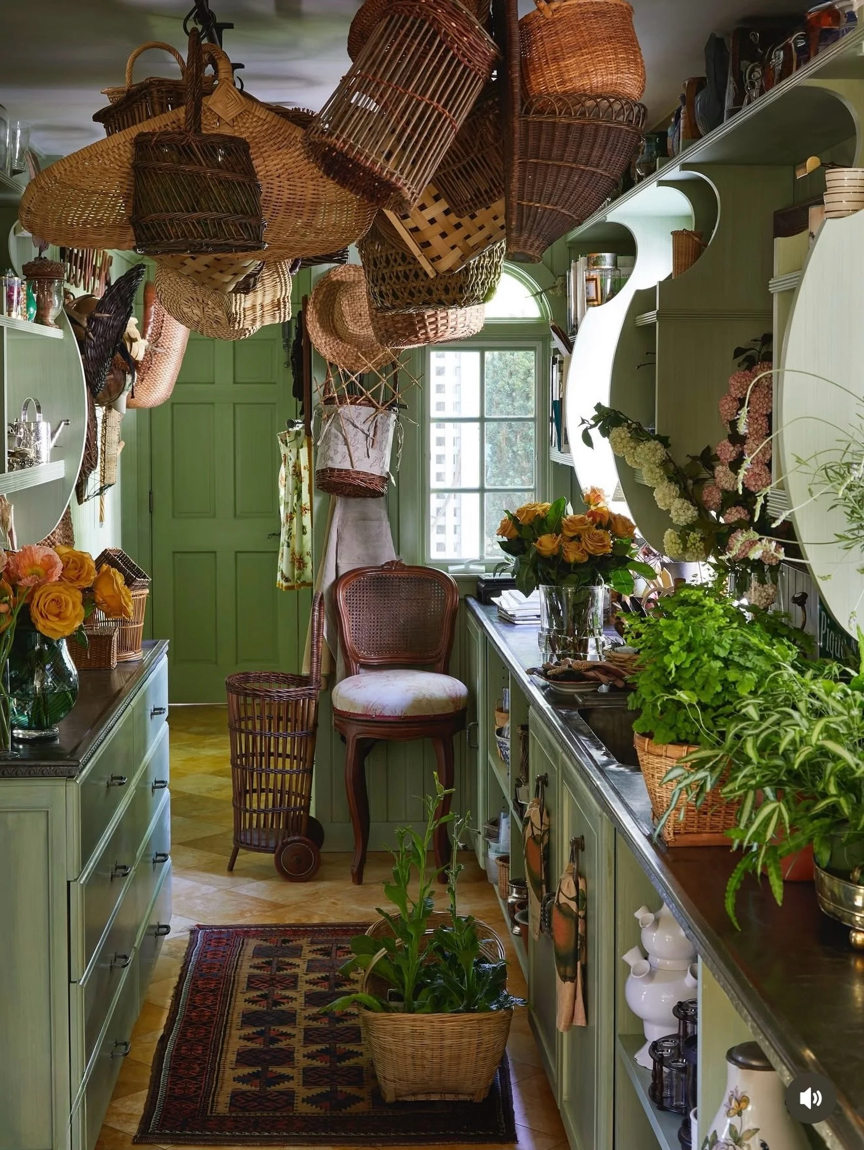 C U R I O U S
We are so taken with Charlotte Moss&rsquo;s &lsquo;flower room&rsquo; in East Hampton.🪻

Part workshop, part sanctuary&hellip; a space created for gathering up freshly cut blooms, arranging flowers, and celebrating the rituals that mak