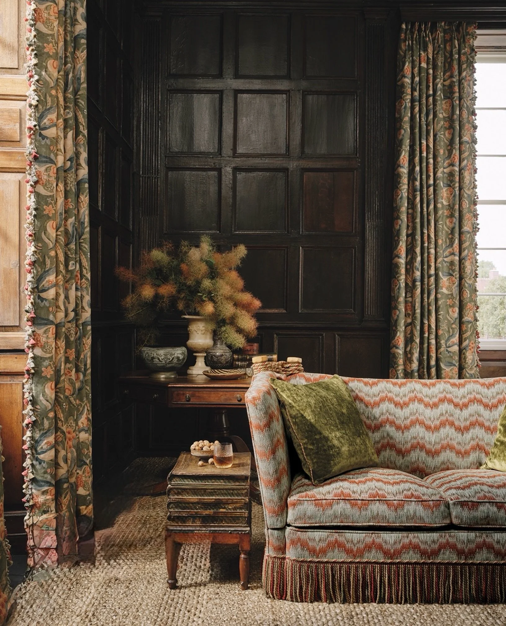 F L A M E  S T I T C H 
A sofa that brings the heat.✨
Pattern, patina and rich autumnal color come together in a room that feels beautifully collected and completely at ease.

Fabrics &amp; trims: @colefaxandfowler
Sofa: societique
Table: @brownriggu