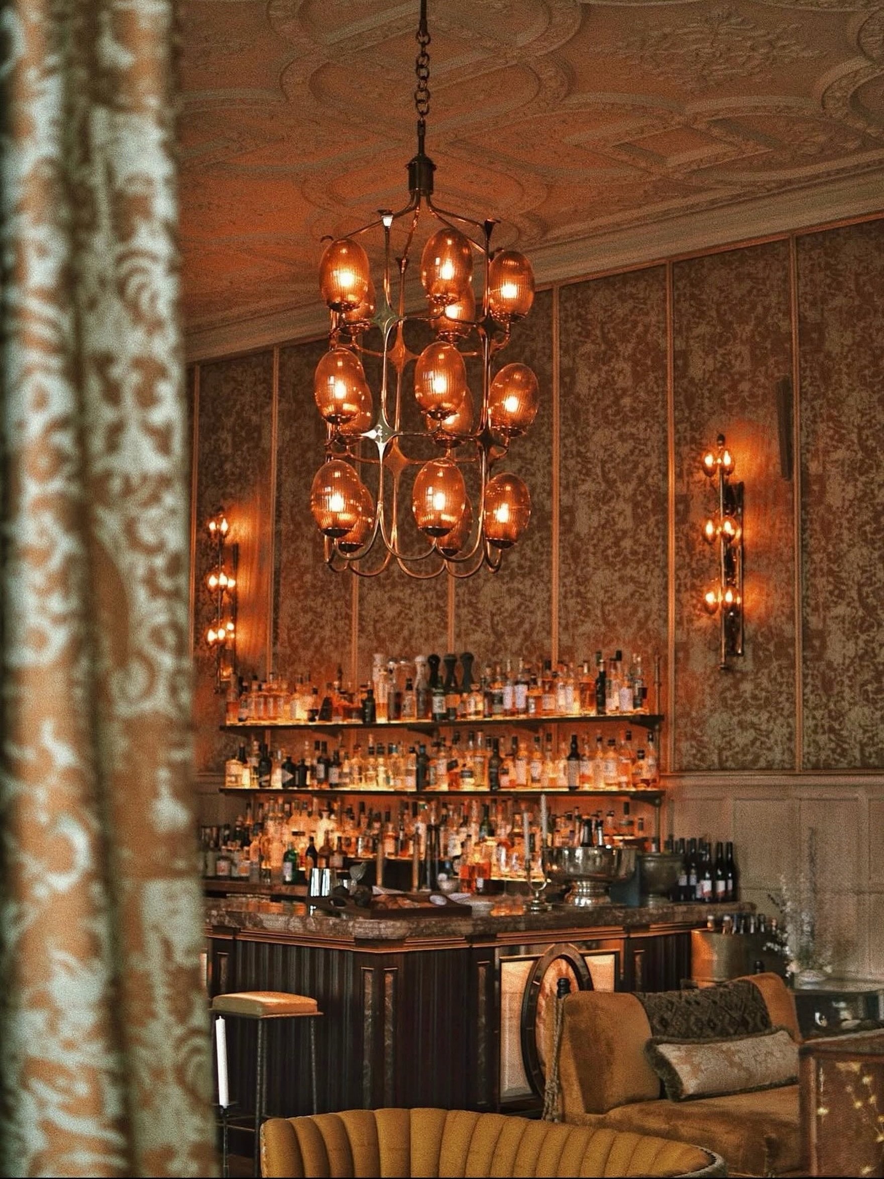 L O U N G E 
The kind of room that turns one drink into two.✨✨

Moody, layered and made for a really good lounge about&hellip; the Living Room Bar at Estelle Manor has exactly the sort of atmosphere we love. The lighting, the pattern, the old-world w