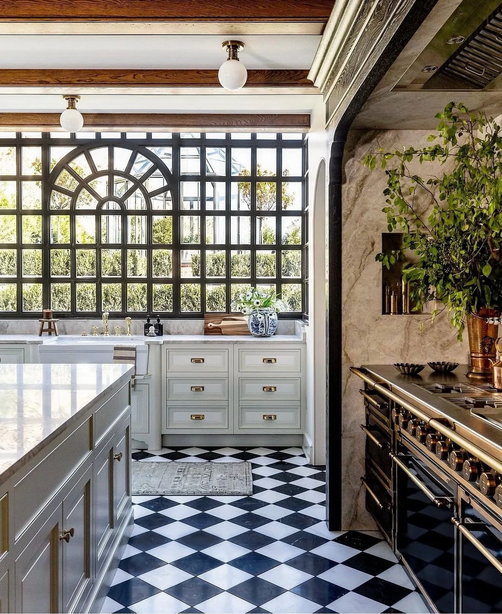 C H E C K M A T E
Checkerboard floors, warm brass and can we talk about that extraordinary window?!

A kitchen that gives the heart of the home the grand treatment it deserves. ✔️🔳

Home: @tanfrance
Interior design: @the_fox_group_
Cabinetry: @cscab