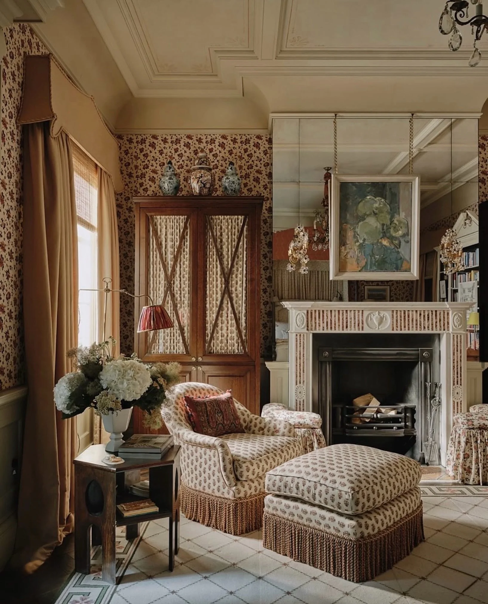LA - DI - DA&hellip;
Florals, fringe and honey-toned curtains. 

This beautifully layered room by @salvesengraham has us in the mood for cooler days, a good book and an afternoon indoors. What are you reading this autumn season?🍂

Design: @salveseng