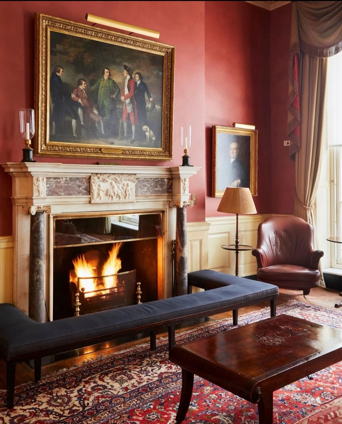 S E E I N G &diams;️ R E D
Never one to shy away from a little drama.
Crimson walls, gilded portraits, extraordinary antiques and a roaring fire. 

A masterclass in color, character and the art of a room that feels collected rather than decorated.

L