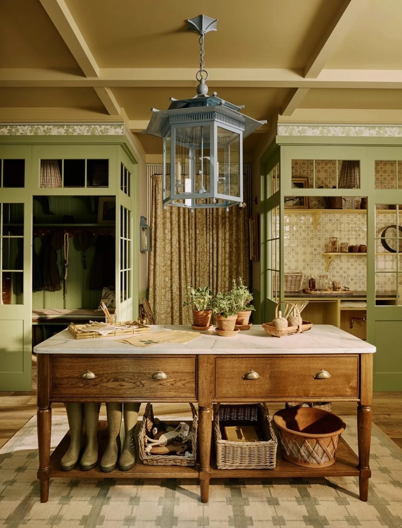 W E L L I E S ☔️
Muddy wellies off, kettle on.

This boot room is beyond! Mossy green cabinetry, a proper worktable and hand-painted details that echo the adjacent Delft tiles. 

Practical, with plenty of personality.🍓

Interior design: @simshilditc