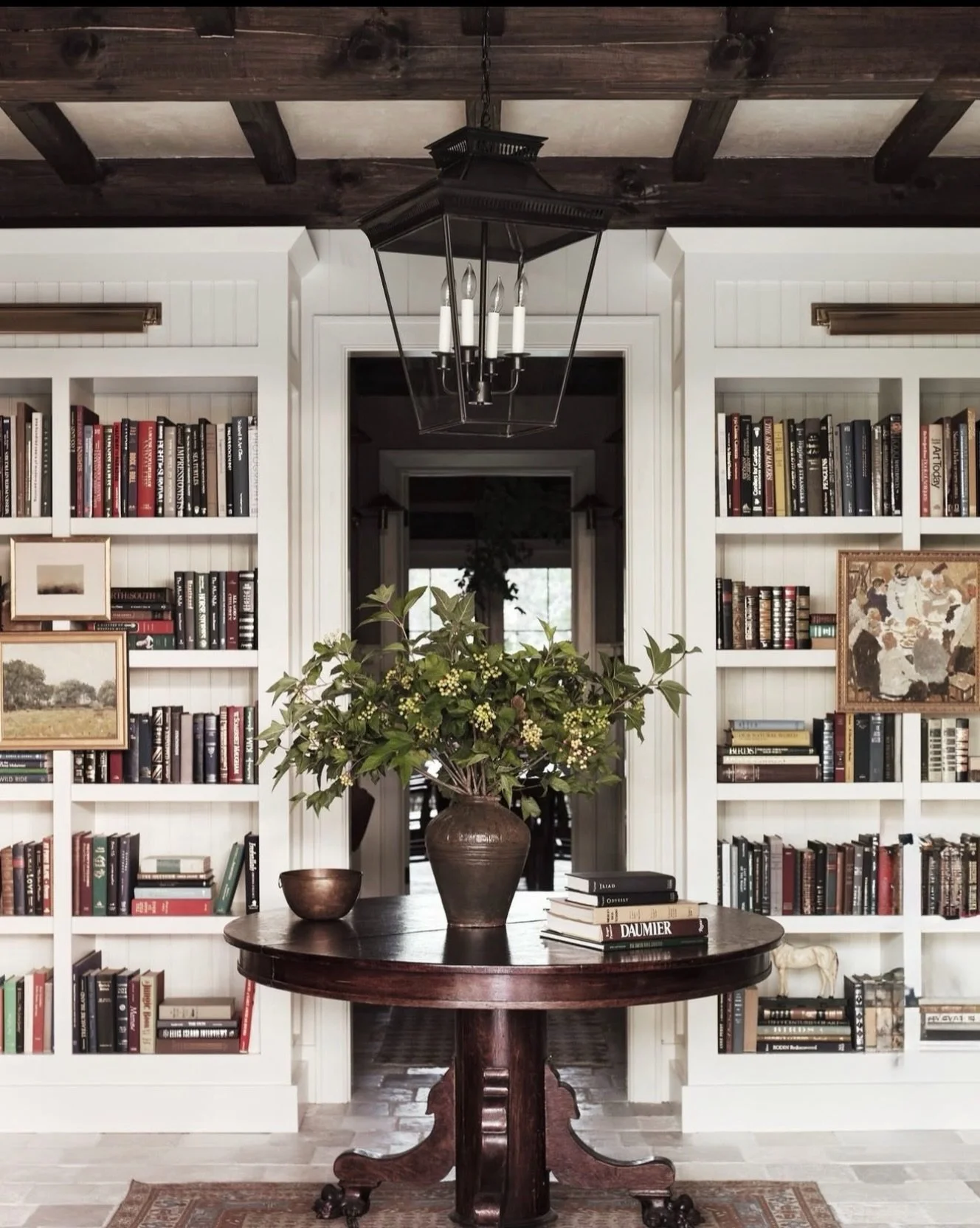 B O O K E D 📚
The best autumn plans may be no plans at all. Just a good book and a room that invites you to lose track of time.

We spotted @donaldmiller&rsquo;s writer&rsquo;s cottage in @verandamag and were immediately drawn to the bookshelves fra