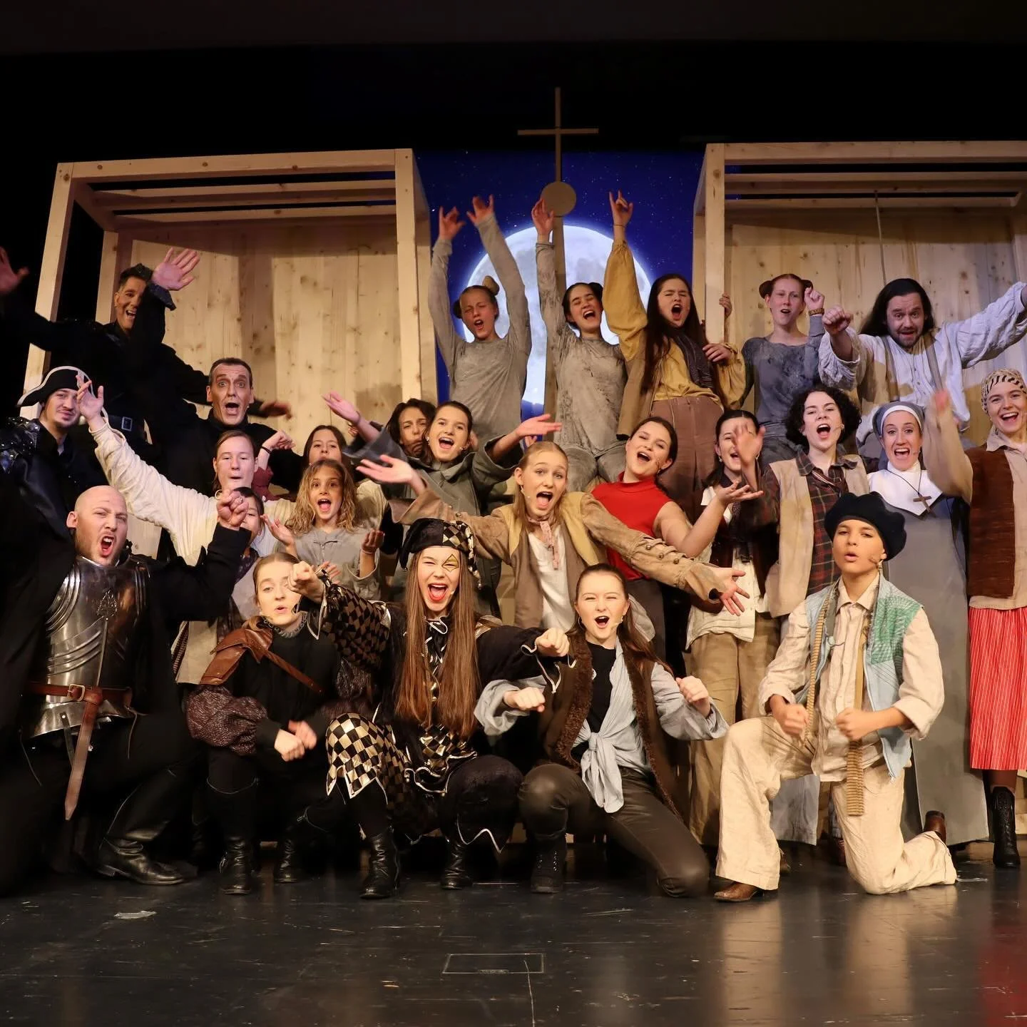 Backstage von &laquo;der Gl&ouml;ckner von Notre Dame&raquo;
Danke f&uuml;r die tolle Zeit!
Regie: @florian.rexer 
Fotos by: @jeanloupfourure