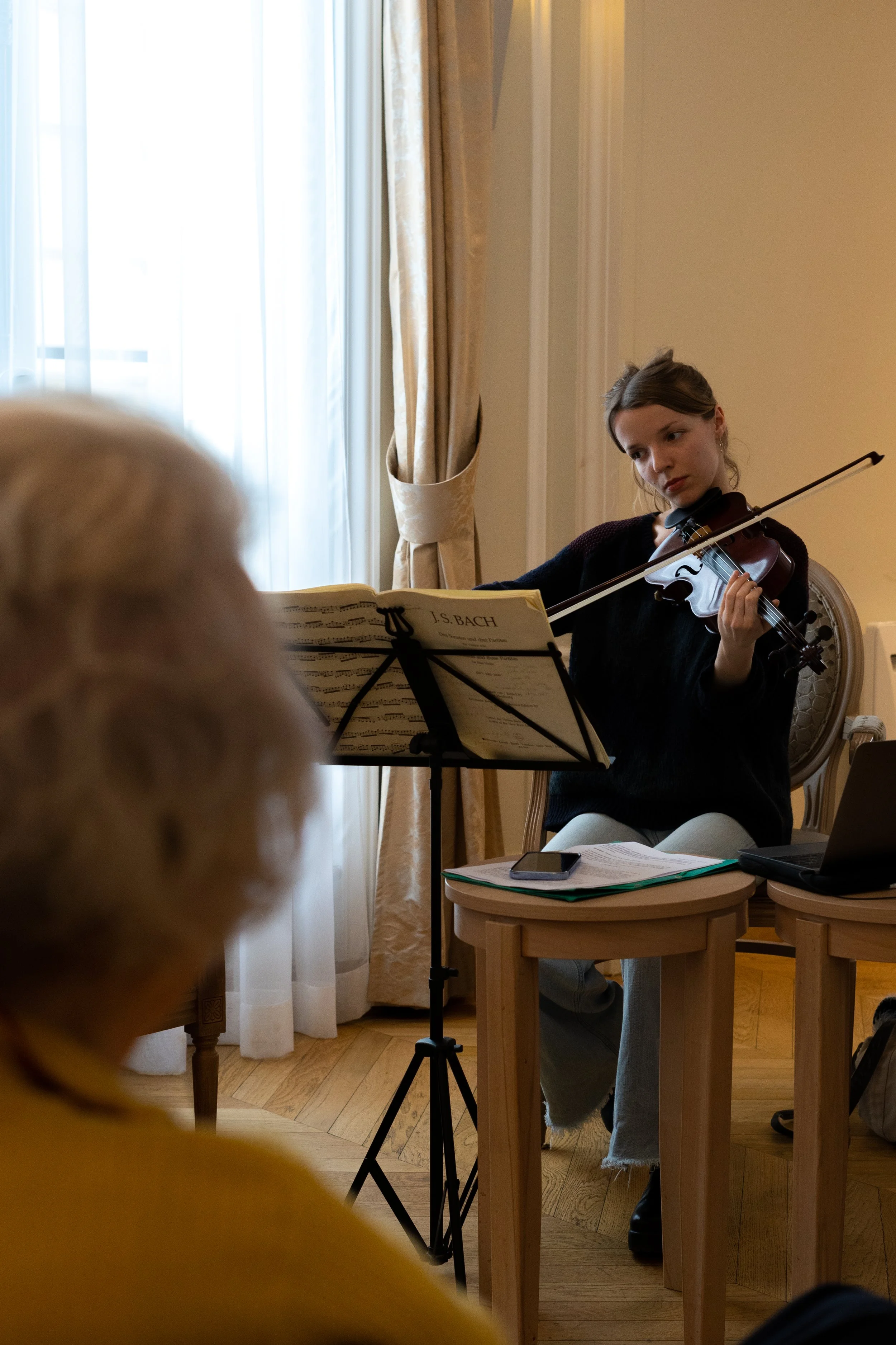 Conférences concerts et récitals animées par ARTORA dans des EHPAD et des résidences séniors, crédit photo Philippe SCHNEIDER
