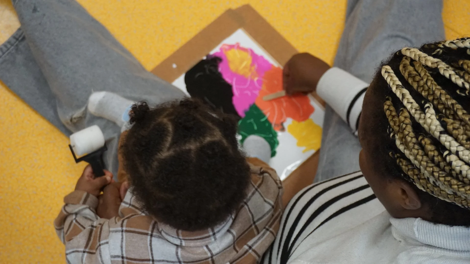 Atelier et éveil culturel pour la petite enfance dans une bibliothèque