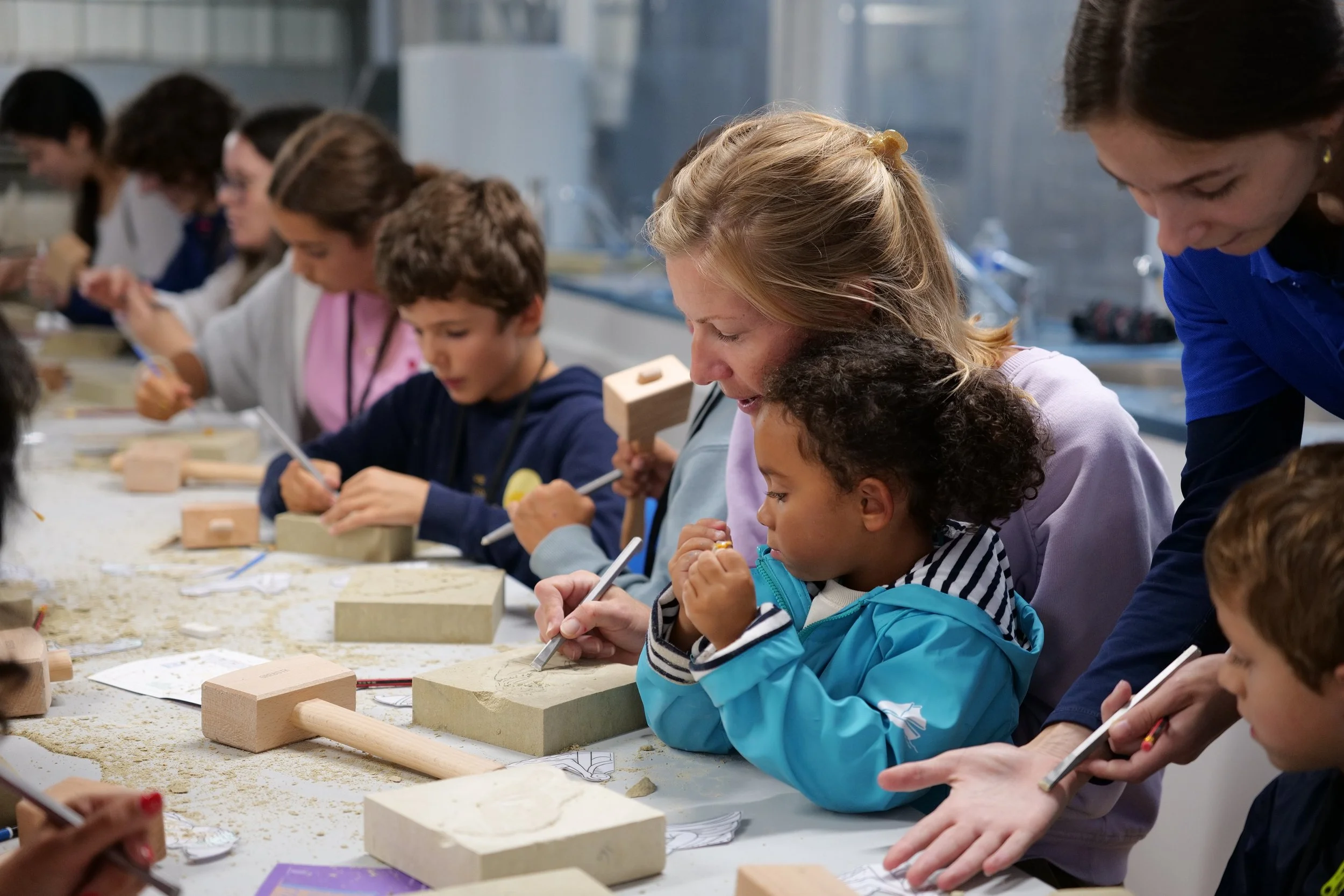 Atelier des petits tailleurs de pierre pour Rebâtir Notre-Dame de Paris lors des Journée du Patrimoine