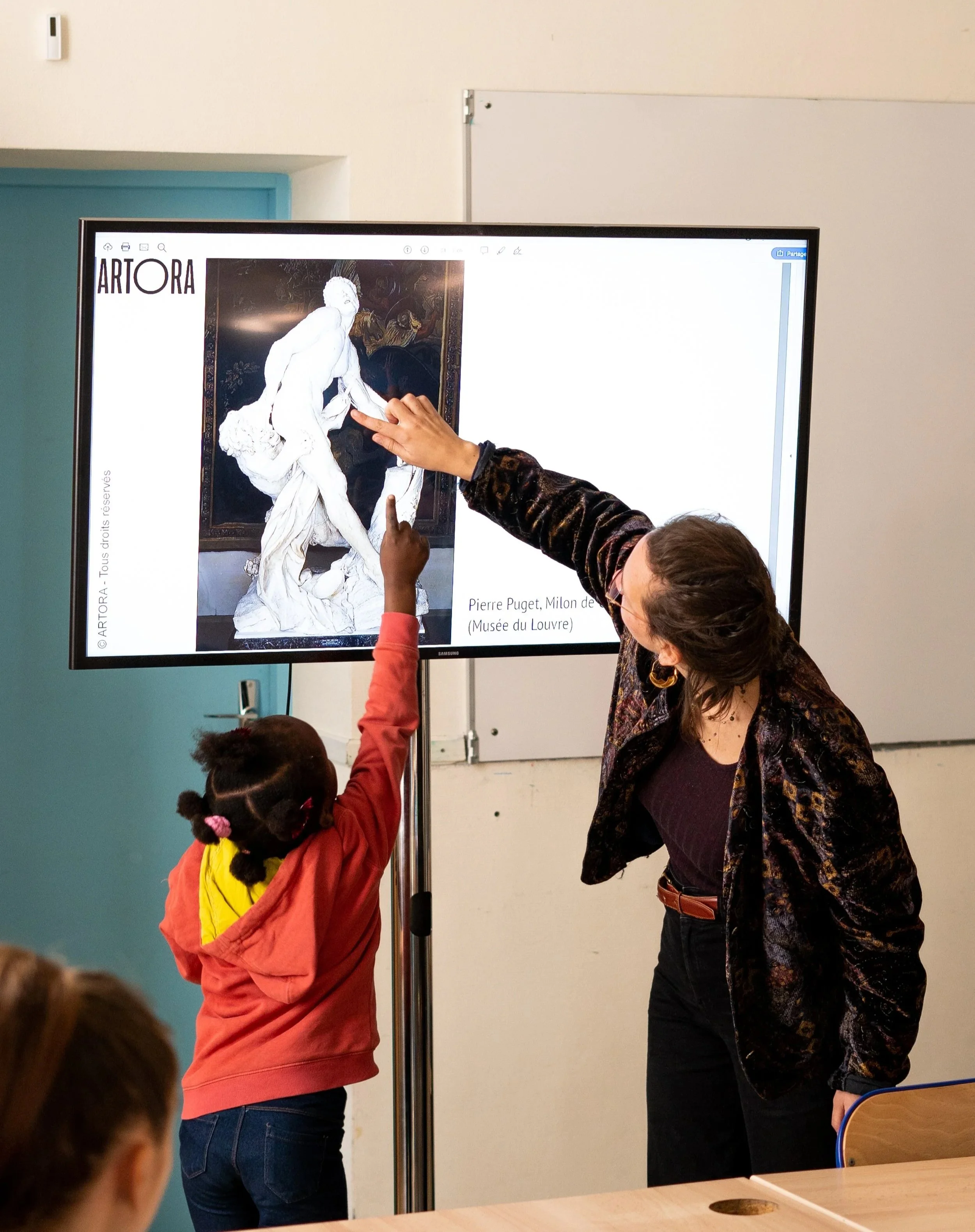 Atelier pédagogique Artora pour enfants à Paris, combinant médiation culturelle, pratique artistique et apprentissage interactif adapté aux différents âges.