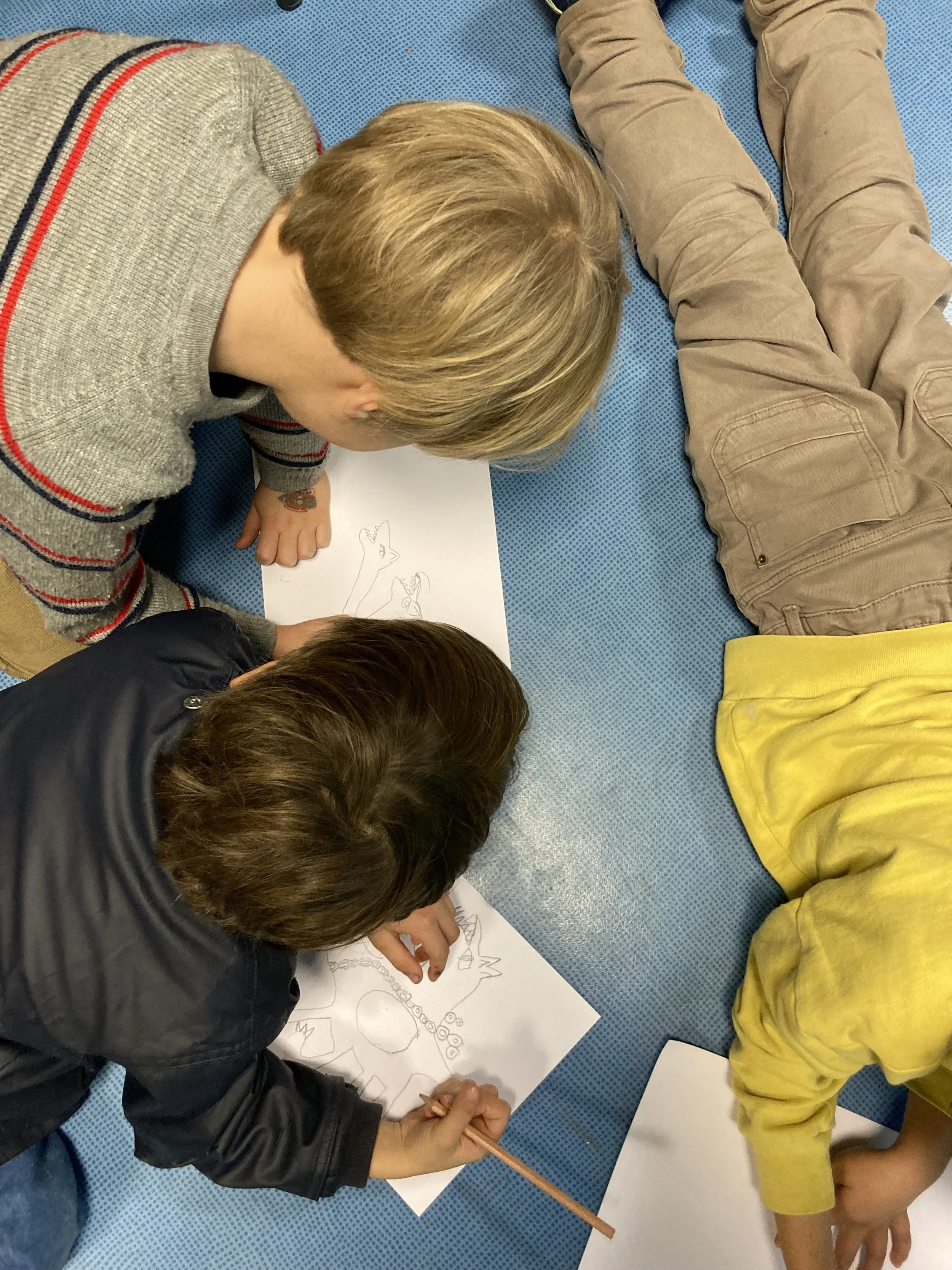Atelier pédagogique Artora pour enfants à Paris, combinant médiation culturelle, pratique artistique et apprentissage interactif adapté aux différents âges.