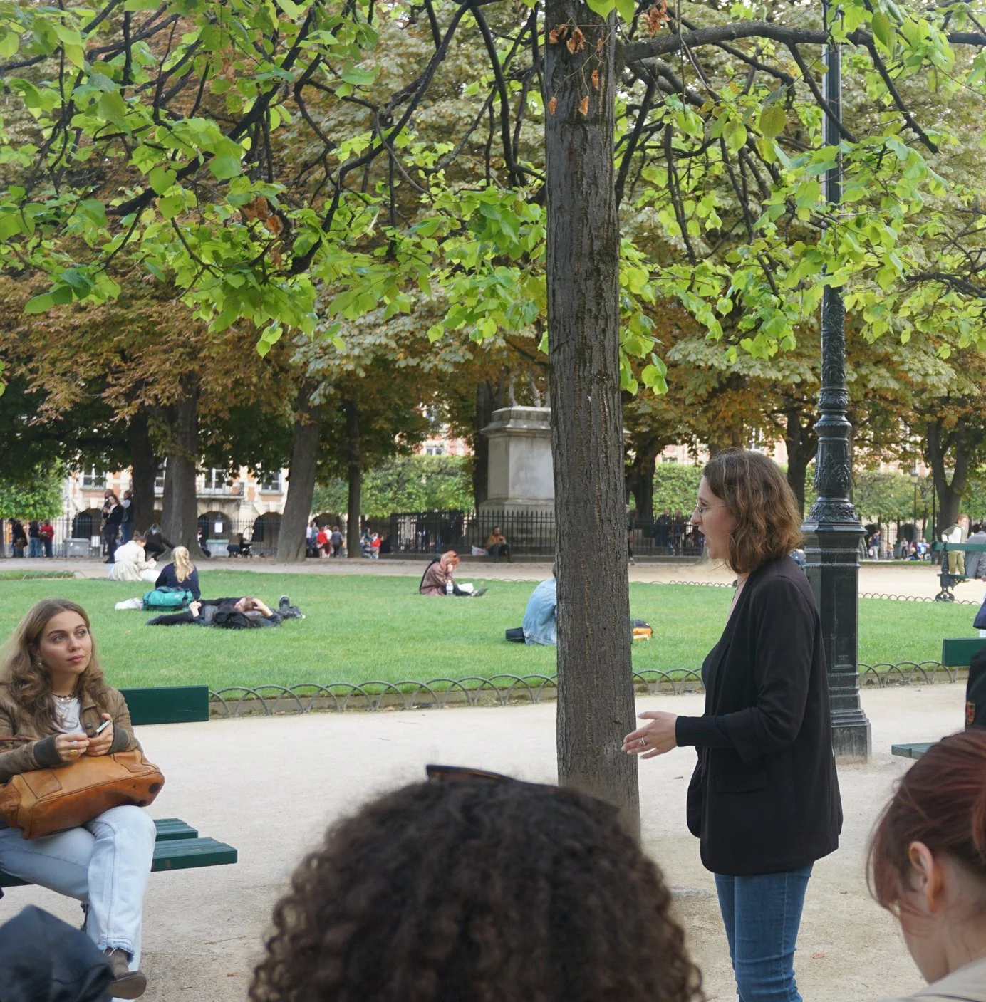 Parcours culturel à Paris pour des étudiants internationaux de l’Institut Français de la Mode, mêlant découverte du patrimoine, histoire des quartiers et références culturelles.