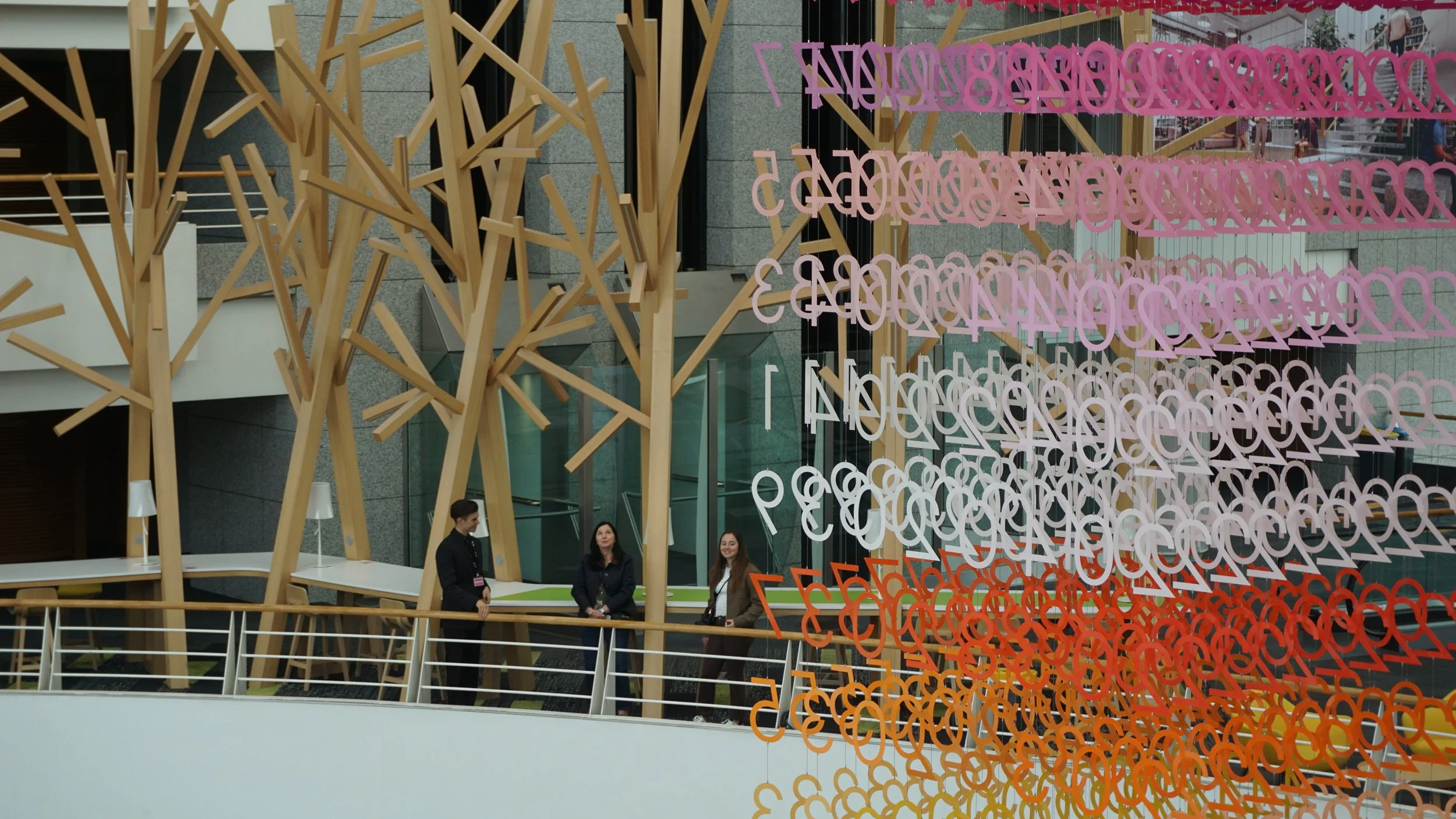 Découverte d’œuvres d’art en entreprise animée par Artora à l’immeuble Lumière, Paris.