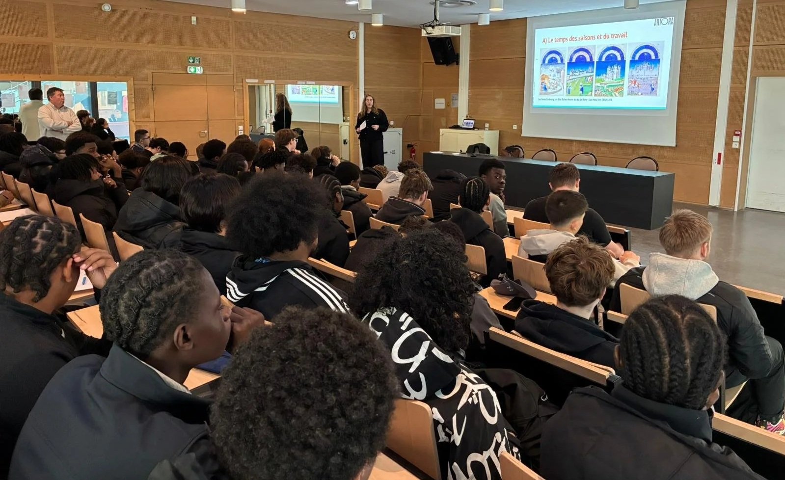 Conférence sur le temps et l'art dans le lycée professionnel Nadar