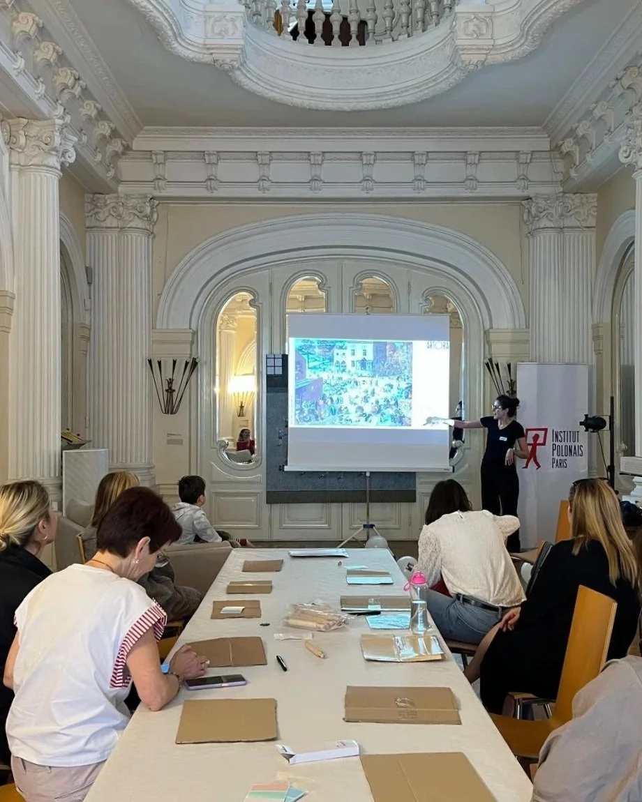 Enfants et parents participant à un atelier Artora sur l’histoire et les valeurs des Jeux Olympiques, mêlant activités culturelles et créatives.
