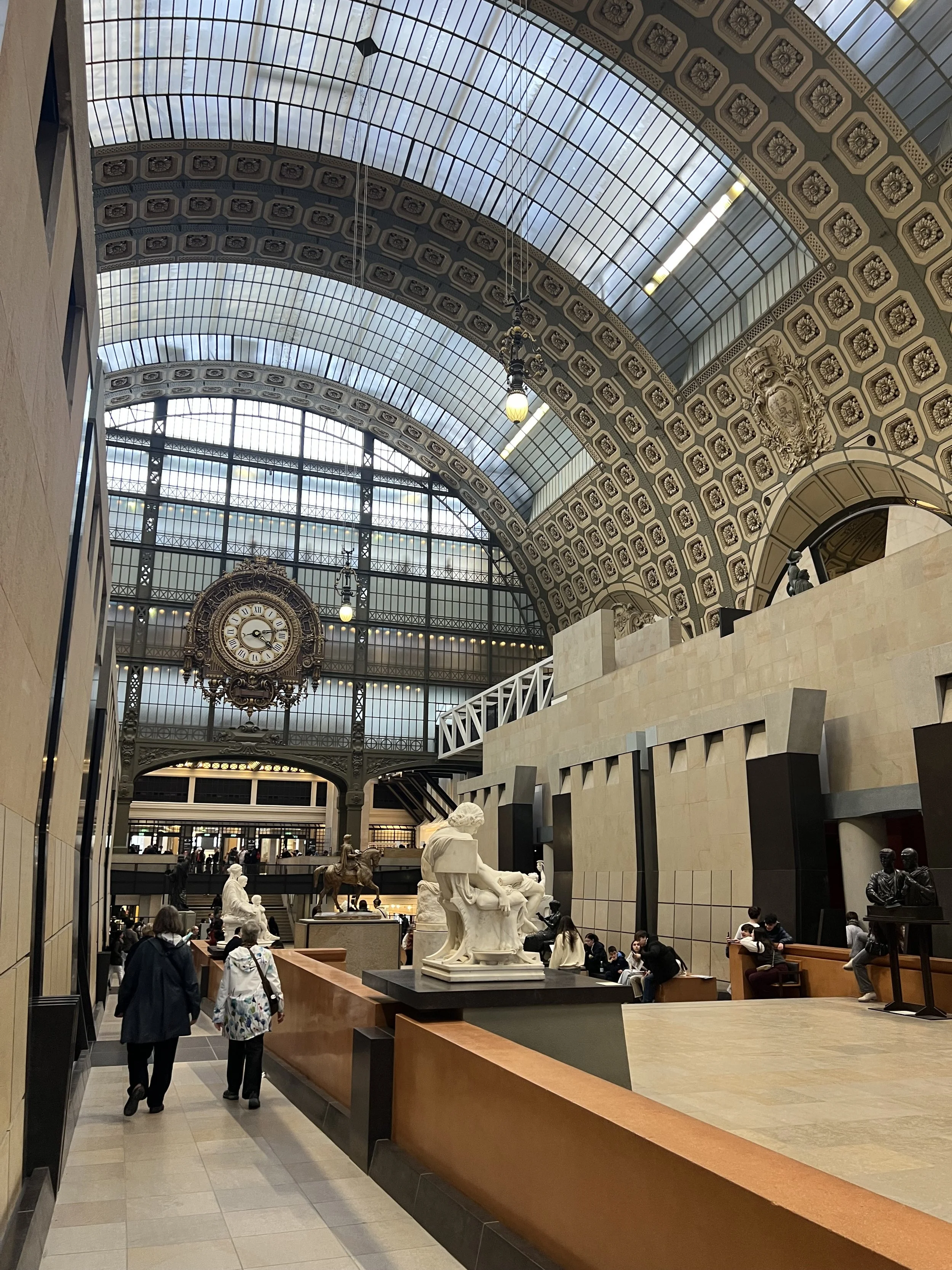 Seniors découvrant l’évolution de l’art du XIXᵉ siècle, de l’académisme à l’impressionnisme, lors d’une visite guidée par Artora au musée d’Orsay.