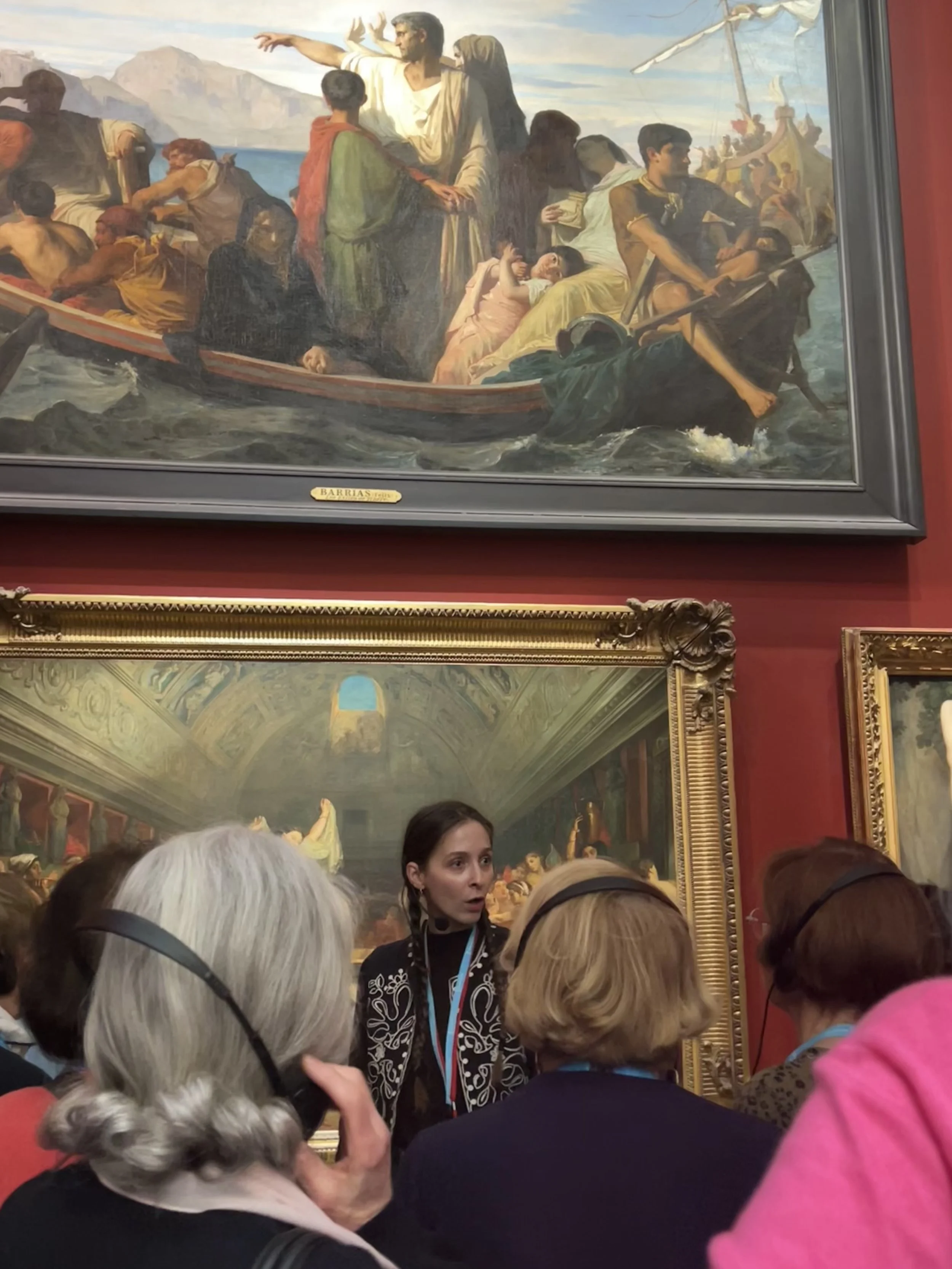 Seniors découvrant l’évolution de l’art du XIXᵉ siècle, de l’académisme à l’impressionnisme, lors d’une visite guidée par Artora au musée d’Orsay.