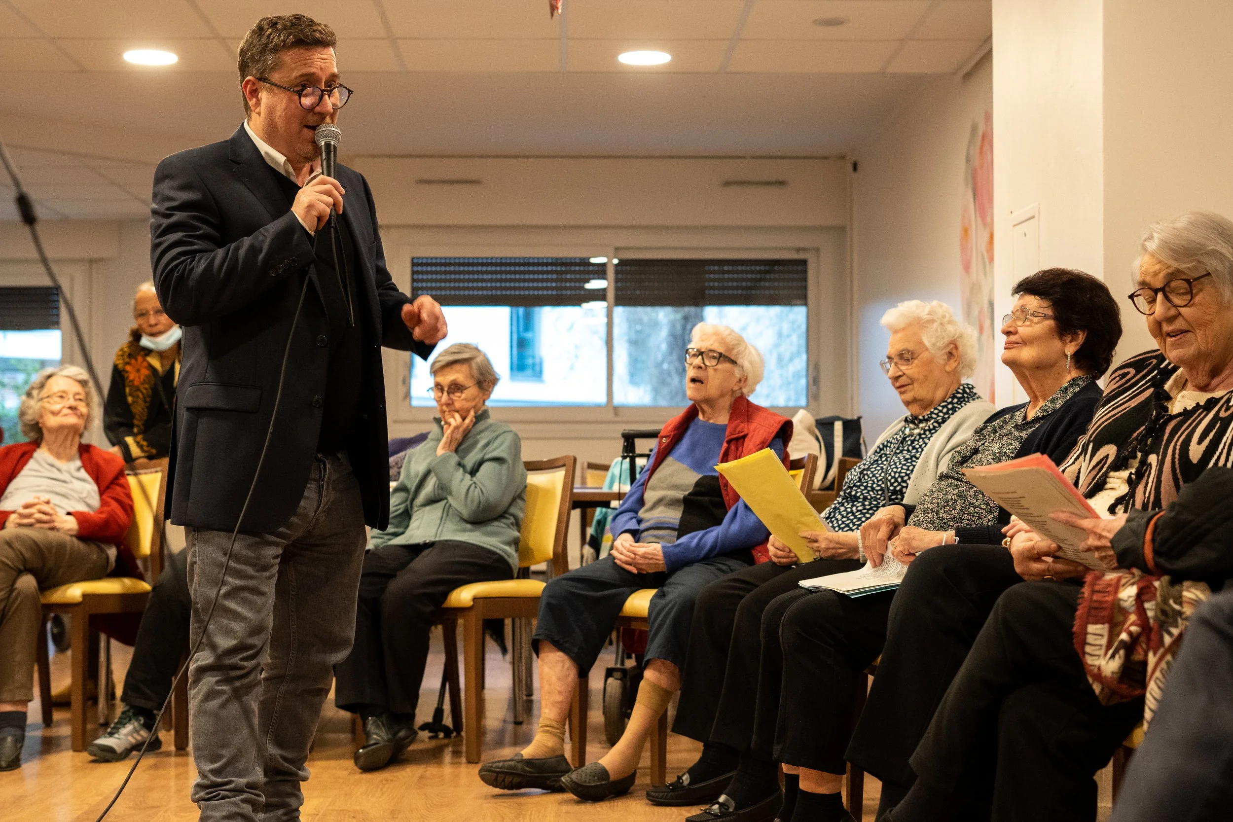Atelier artistique pour seniors animé par Artora dans une résidence.