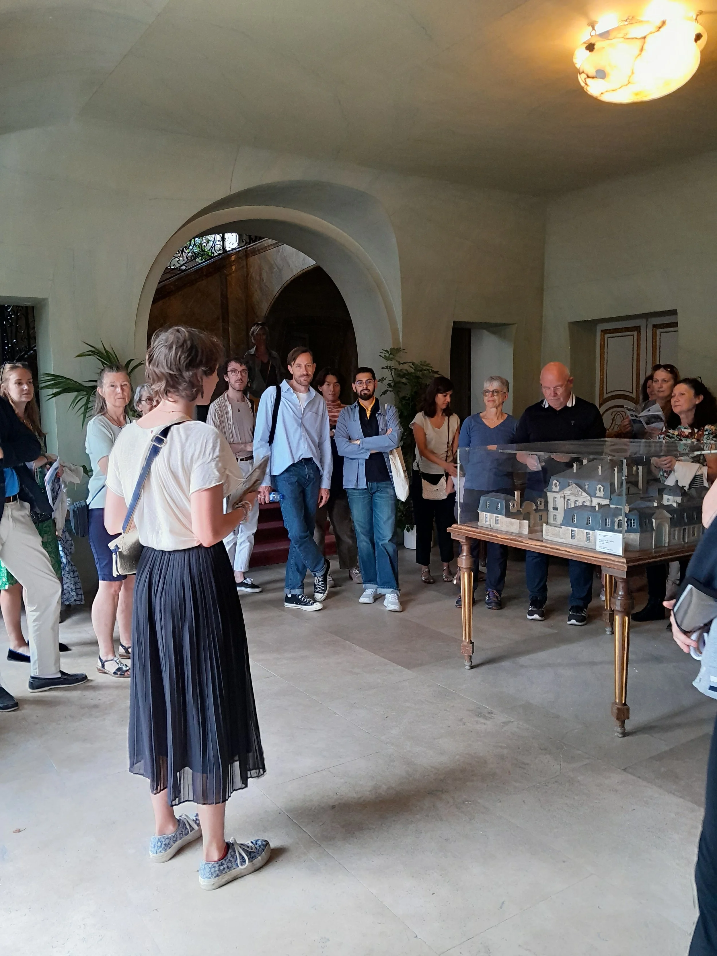 Visite guidée à Neuilly-sur-Seine animée par Artora, explorant l’histoire et l’architecture de la ville.