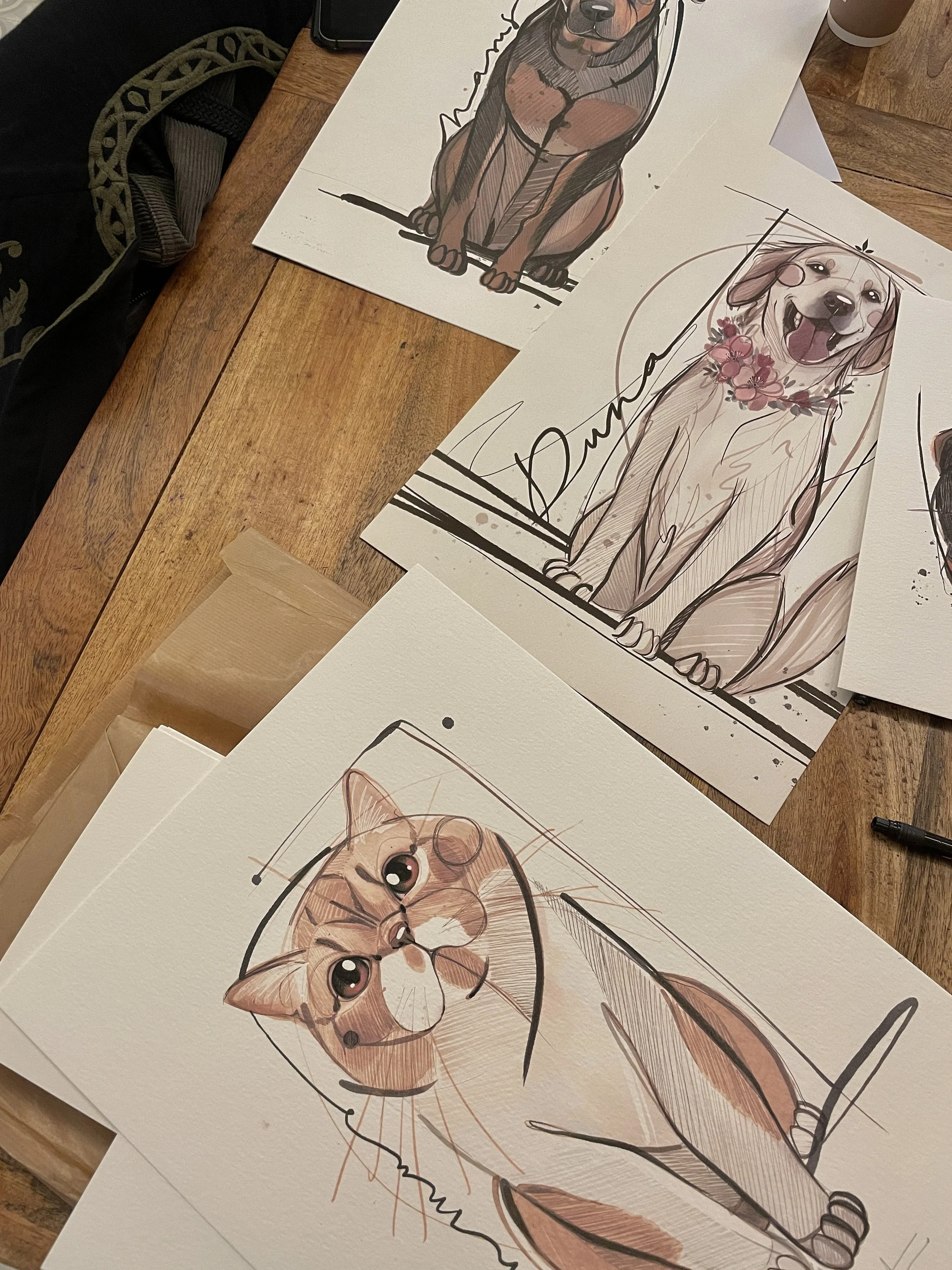 Dibujos de animales, incluyendo un perro y un gato, en estilo ilustrativo con detalles en acuarela y firma visible en uno de los dibujos.
Dibujo retrato artístico  de un perro / gato hecho a mano, ilustradora Monica Sampietro Barcelona encargo