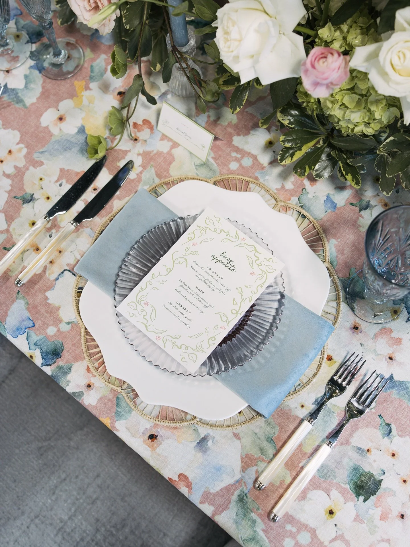 These details are making us ready for spring weddings 🌷

Photography: @brittanyteaguephoto 
Rentals: @alchemy_event_rentals @reverie_social 
Florals: @honey.blossomsco