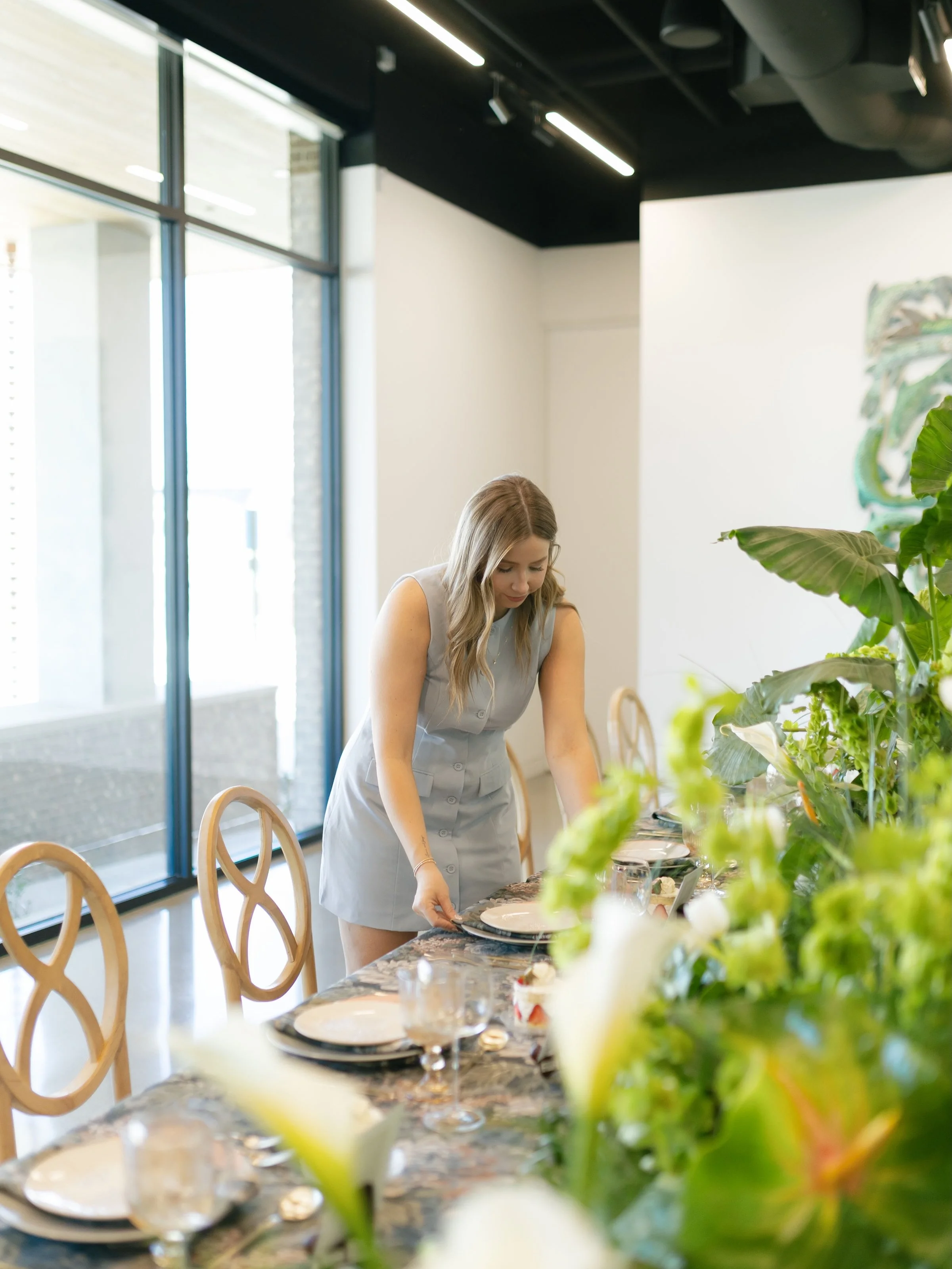 The details don&rsquo;t set themselves 🤍🍽️

#nwaweddings #arkansaswedding #weddingplanner #weddingcoordination #nwabride