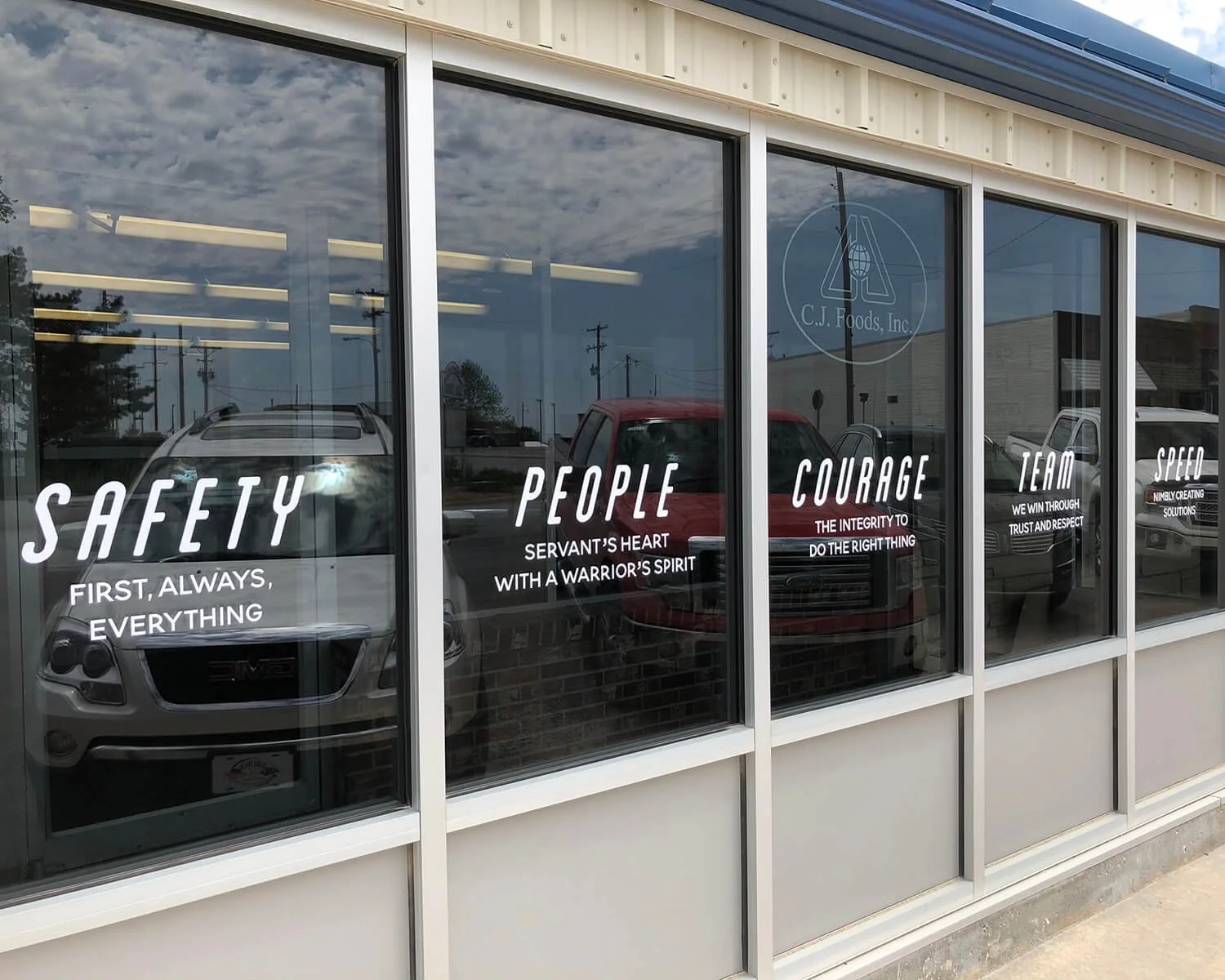 The window displays safety, people, courage, team, and speed with motivational quotes for a workplace or company.