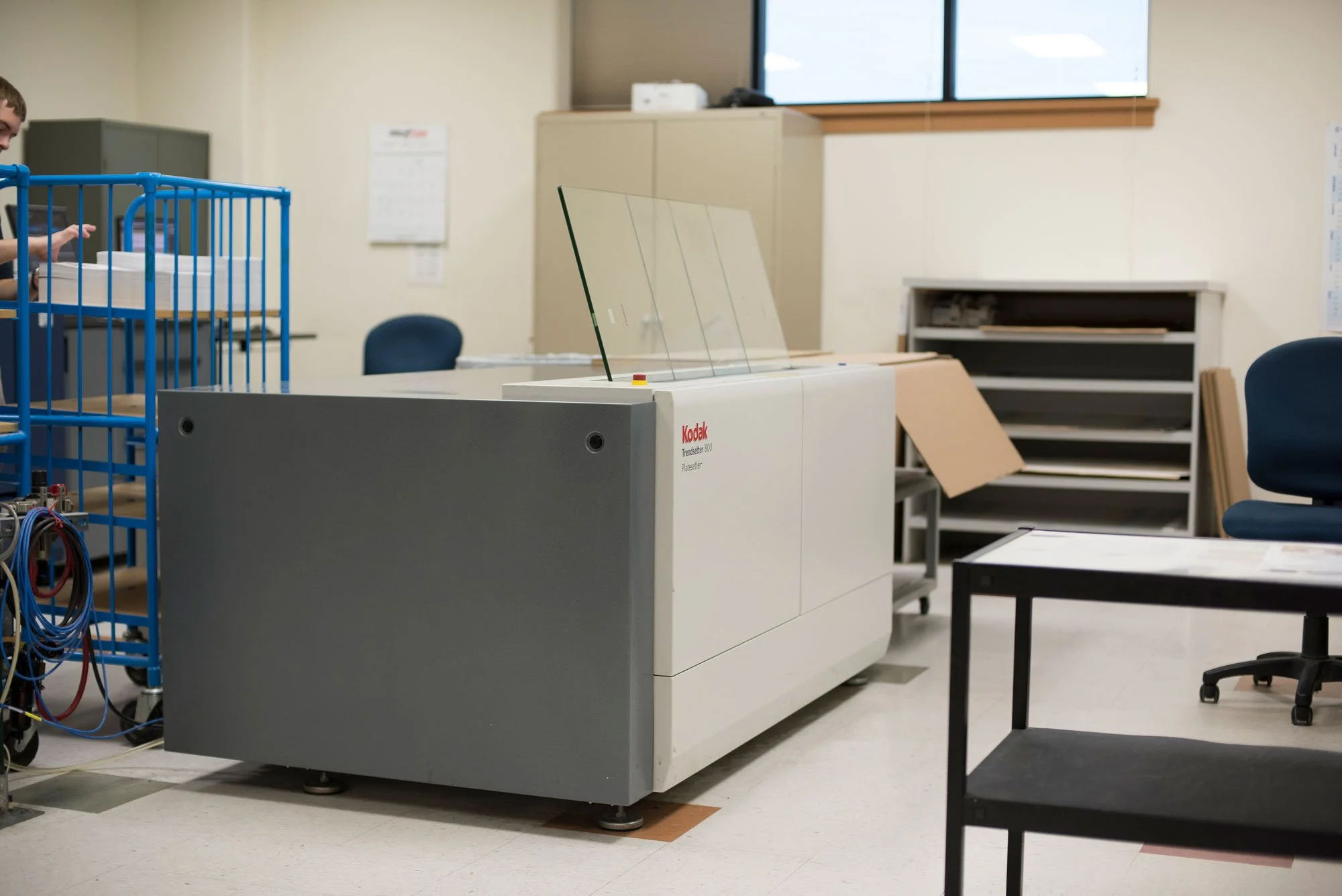 A Kodak Trendsetter 800 Platesetter in a room with office furniture and equipment.