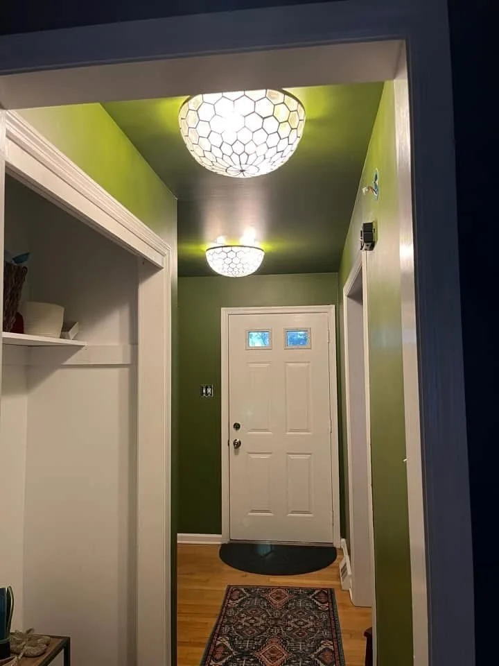 💥Replacing builder grade lighting with custom fixtures will make a huge impact in your space💥
Hiring a skilled professional will make it easy, especially when things like old wiring and heavy lighting units come into play.