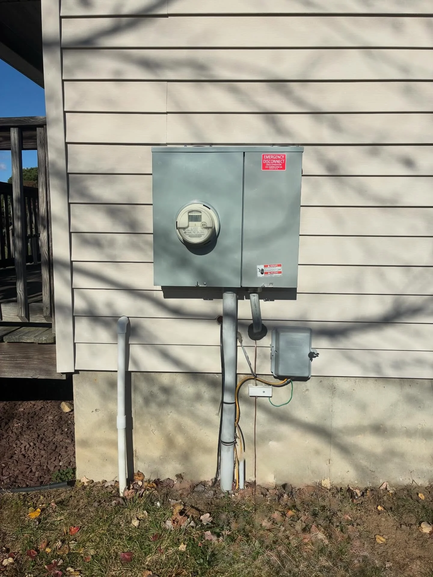 ⚡️Brought customer&rsquo;s electrical service up to code with new meter/disconnect on the outside, and 25kva whole panel surge protector on the inside. Provided an upgrade to their previous panel with a higher capacity 200 amp service. We installed a