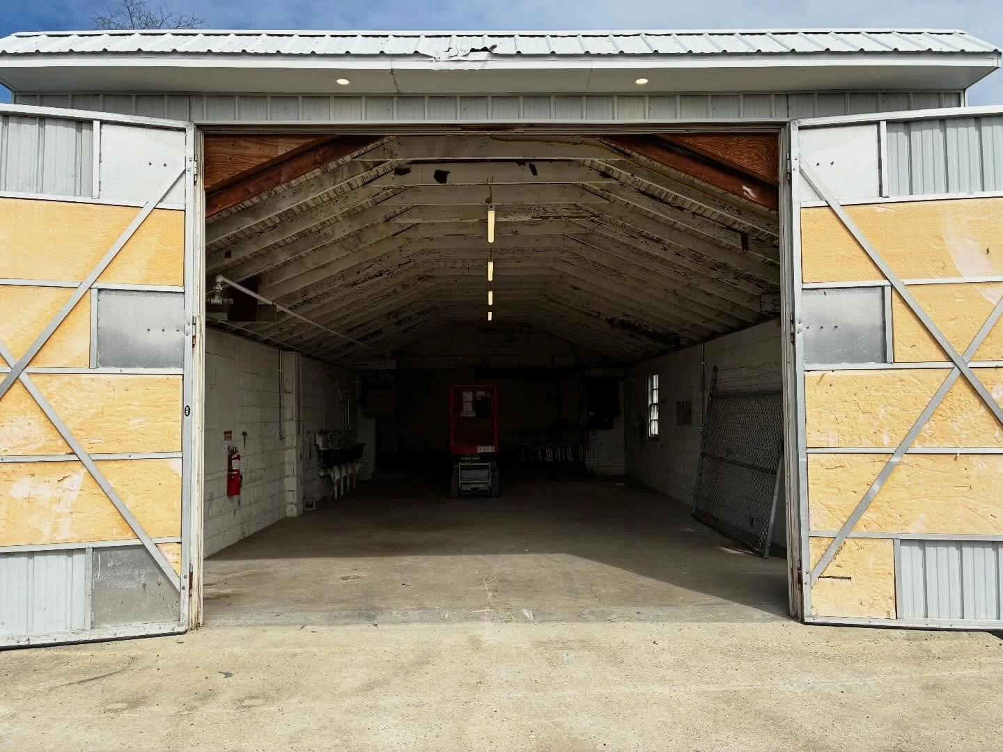 💥 A Smart Way To Upgrade Your Workshop💥
🔌Installing Outlets
💡Adding Lights
💥Rewiring 
⚒️Removing Boxes
⚡️Replacing Panels
#masterelectrician #electricalwork #delawareelectrician