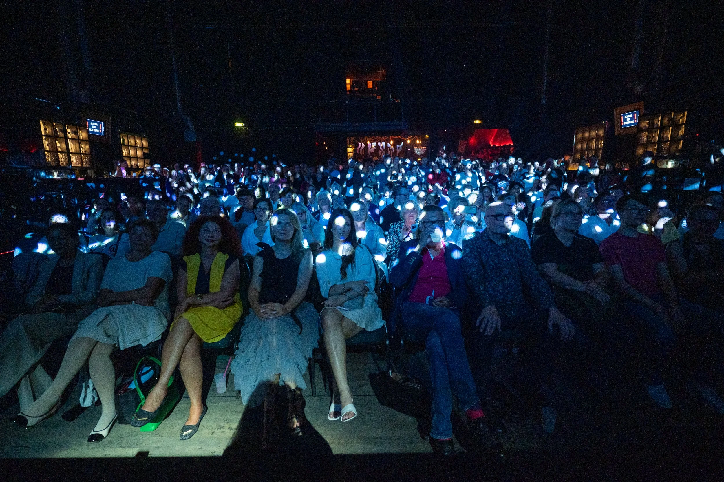 Begeisterte Fans im Zuschauerraum als Kernmotiv für virale Social Media Clips, Instagram Reels und TikTok-Teaser.