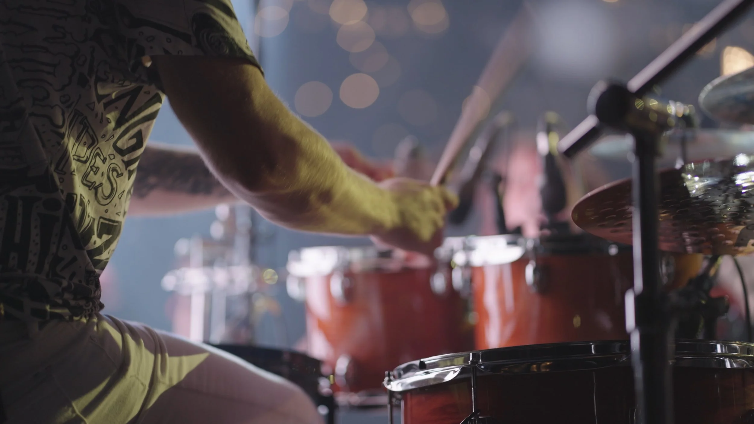 Authentische Live-Energie eines Drummers während einer Multicam-Konzertaufnahme.