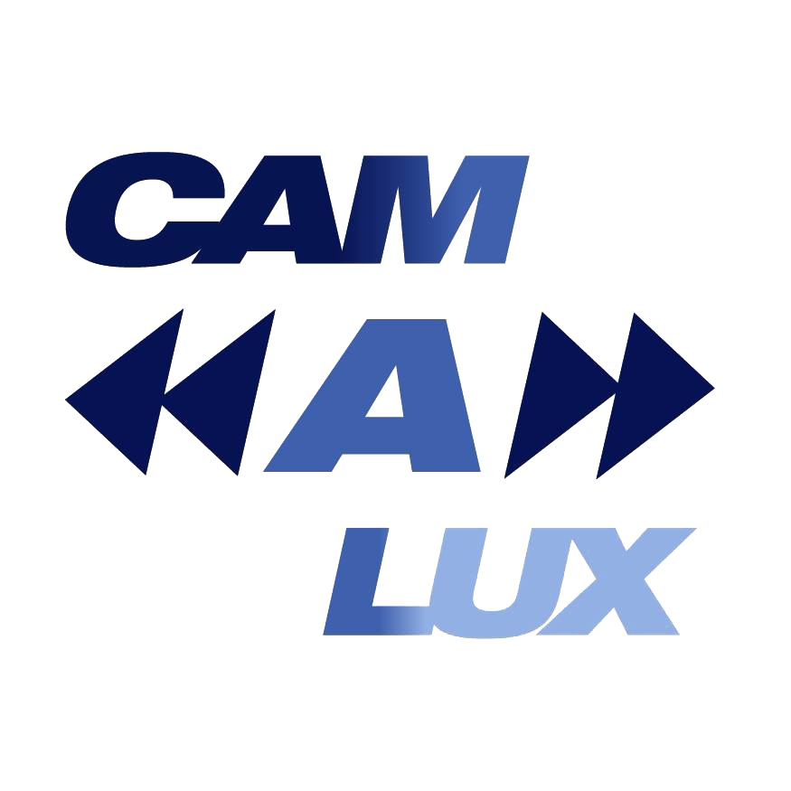 Logo met de woorden 'CAM', 'K', en 'LUX' in blauwe letters en pijl-achtige symbolen.
