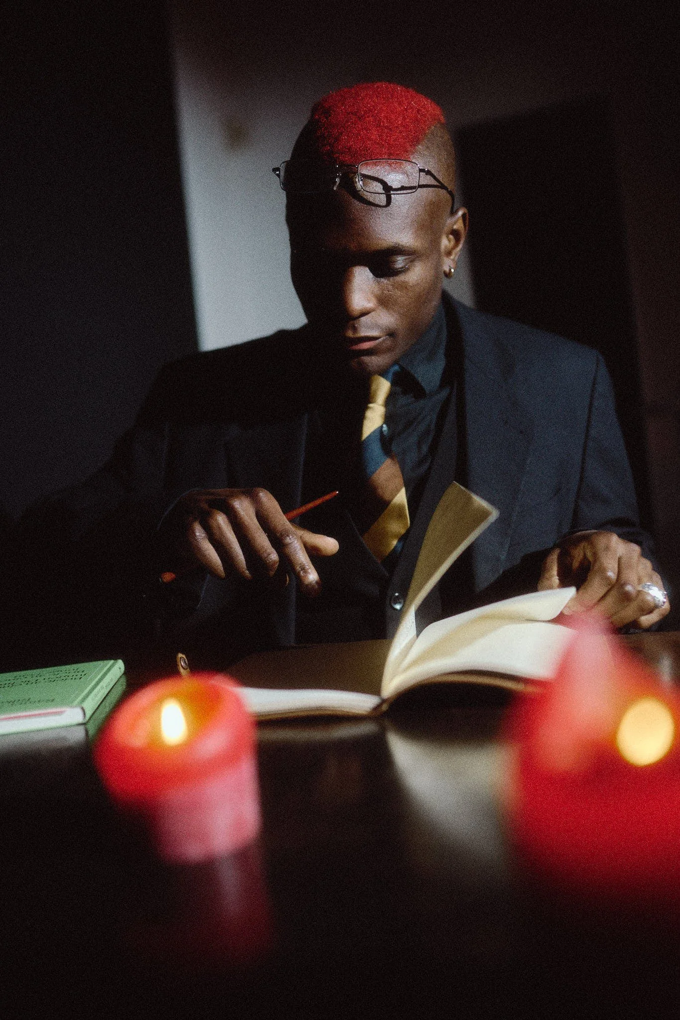 Junger Mann mit rotem Haarschnitt. Portrait vom Musiker.