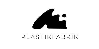 Logo mit einem schwarzen abstrakten Symbol und dem Text "PLASTIKFABRIK" darunter.