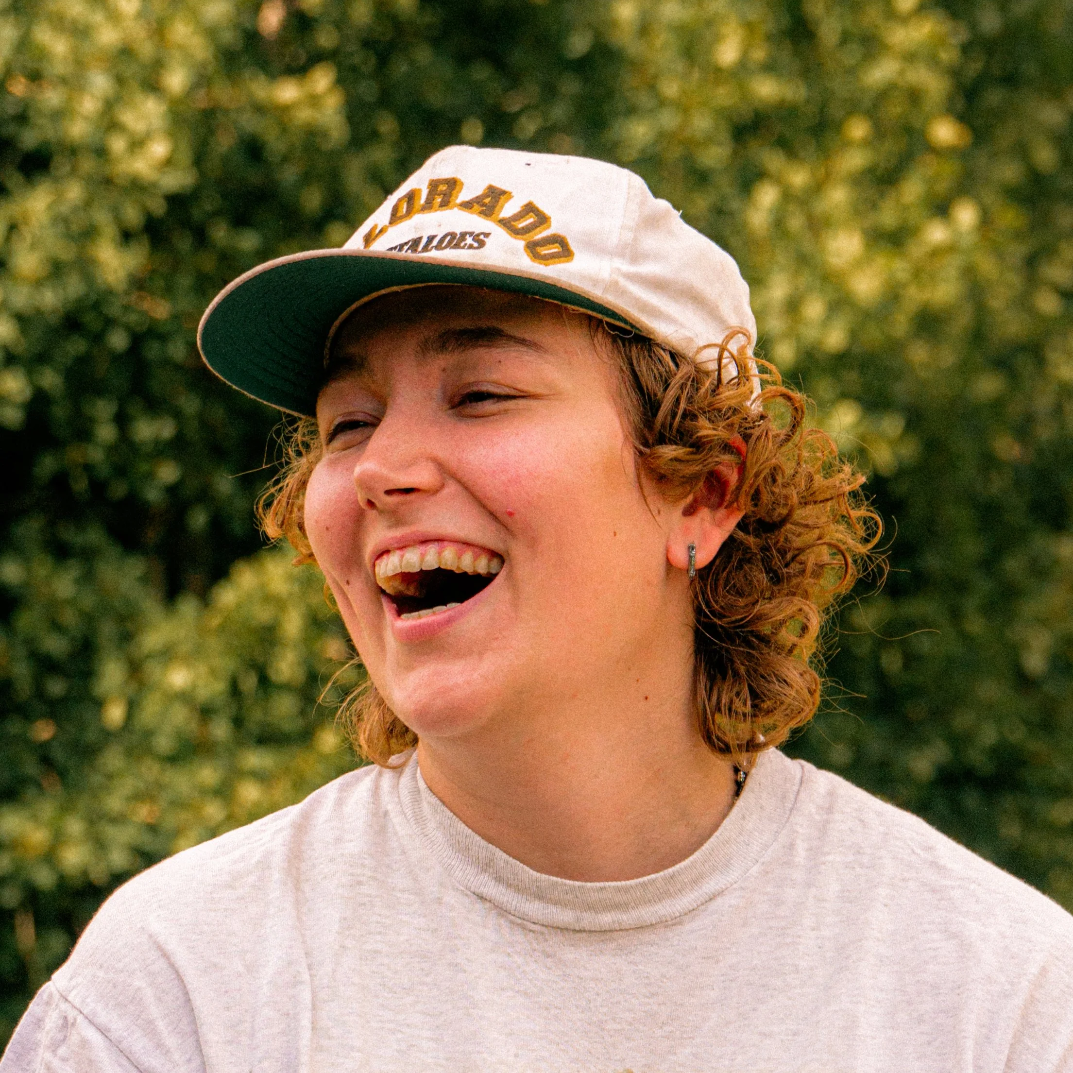 Näyttelijä Peppi Hokynar nauraa kuvausten tauolla