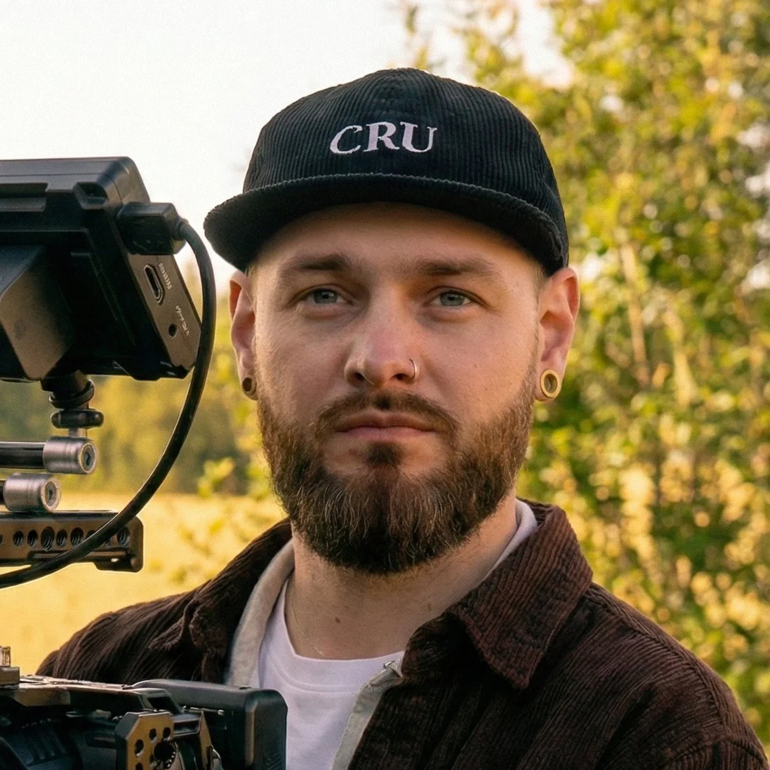 Kuvaaja Joona Koskela ulkona kameran kanssa