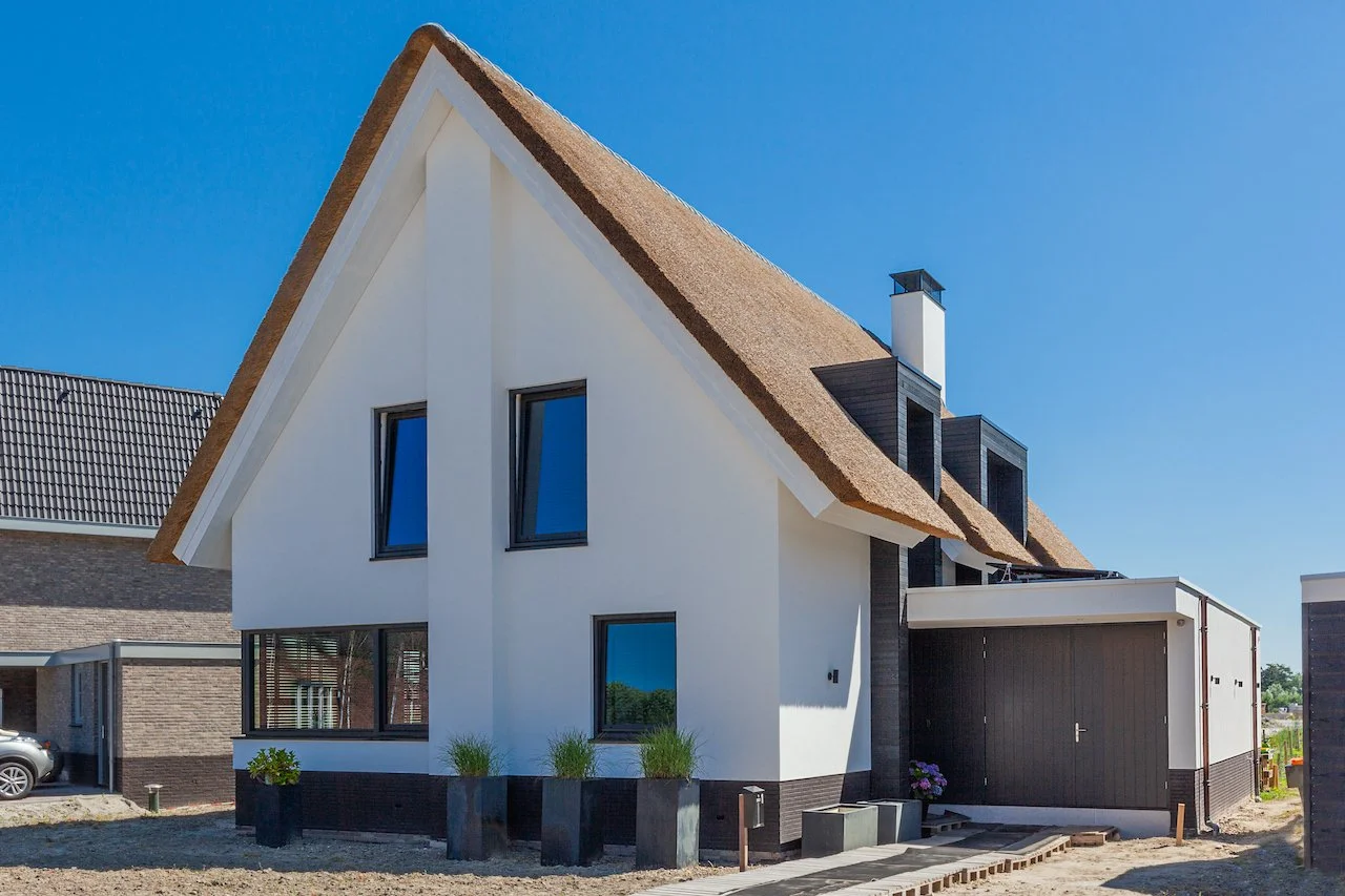Buitenstucwerk en gevelisolatie bij een moderne villa.
