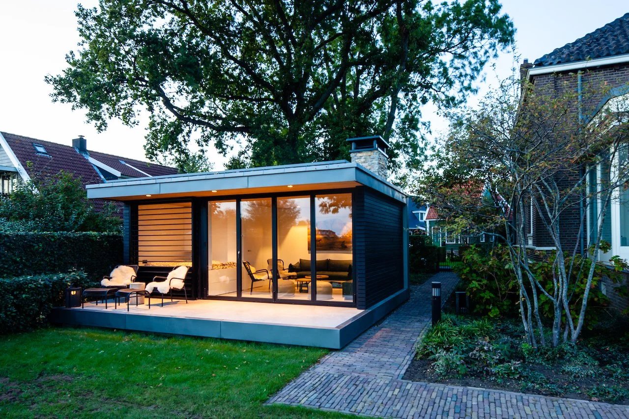 Binnen stucwerk en strakke wandafwerking in bijgebouw villa, uitgevoerd door Zonjee Afbouw.