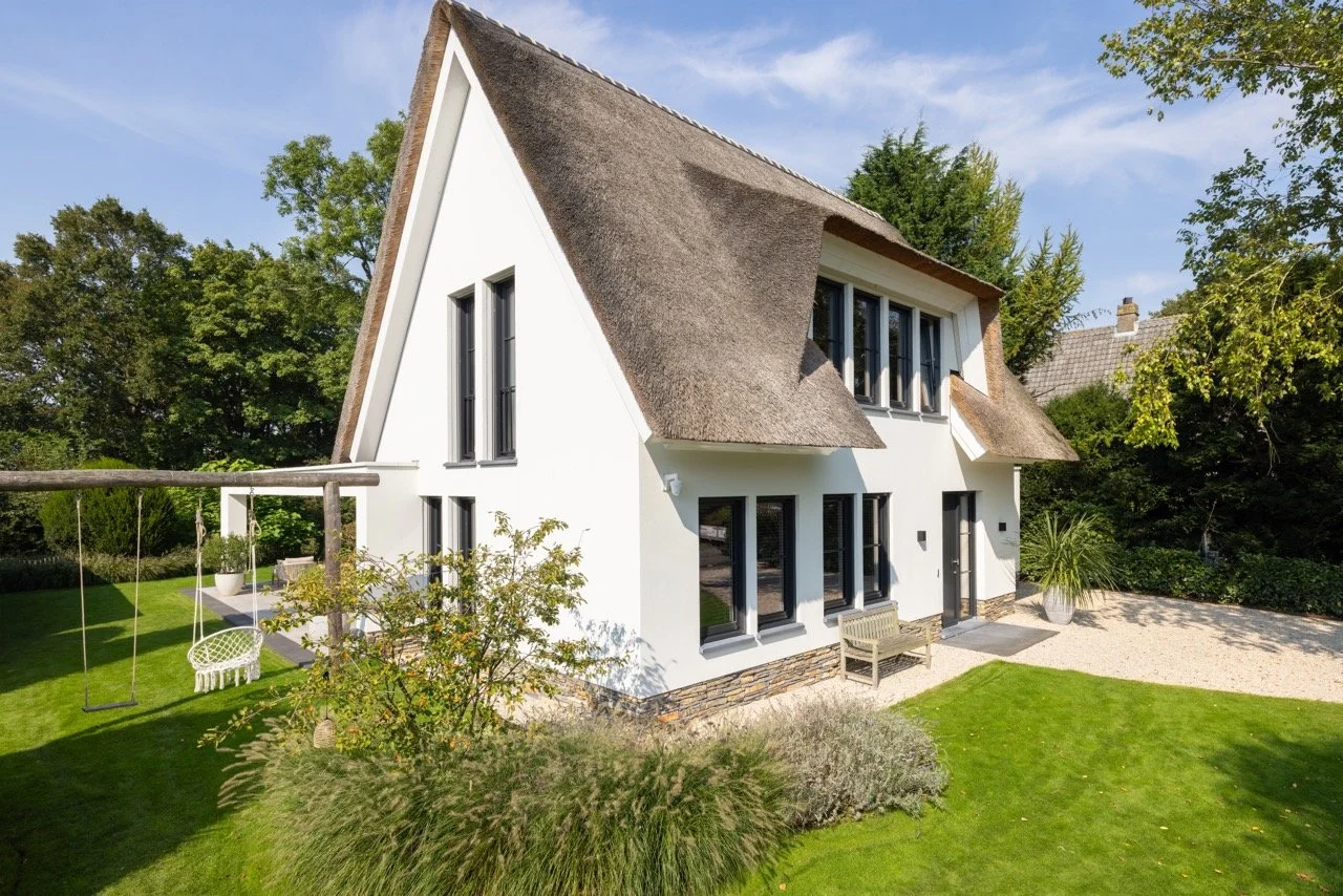 Buiten stucwerk bij een moderne villa.
