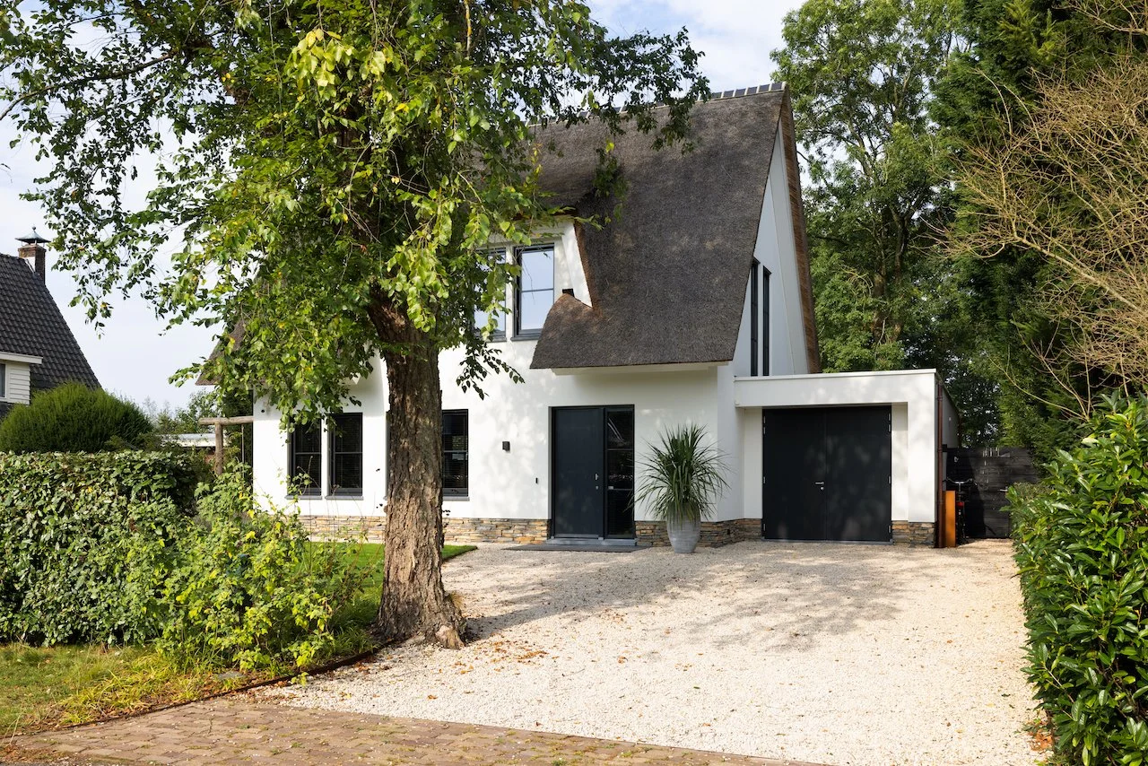 Binnen- en buiten stucwerk en strakke wandafwerking in moderne villa, uitgevoerd door Zonjee Afbouw.