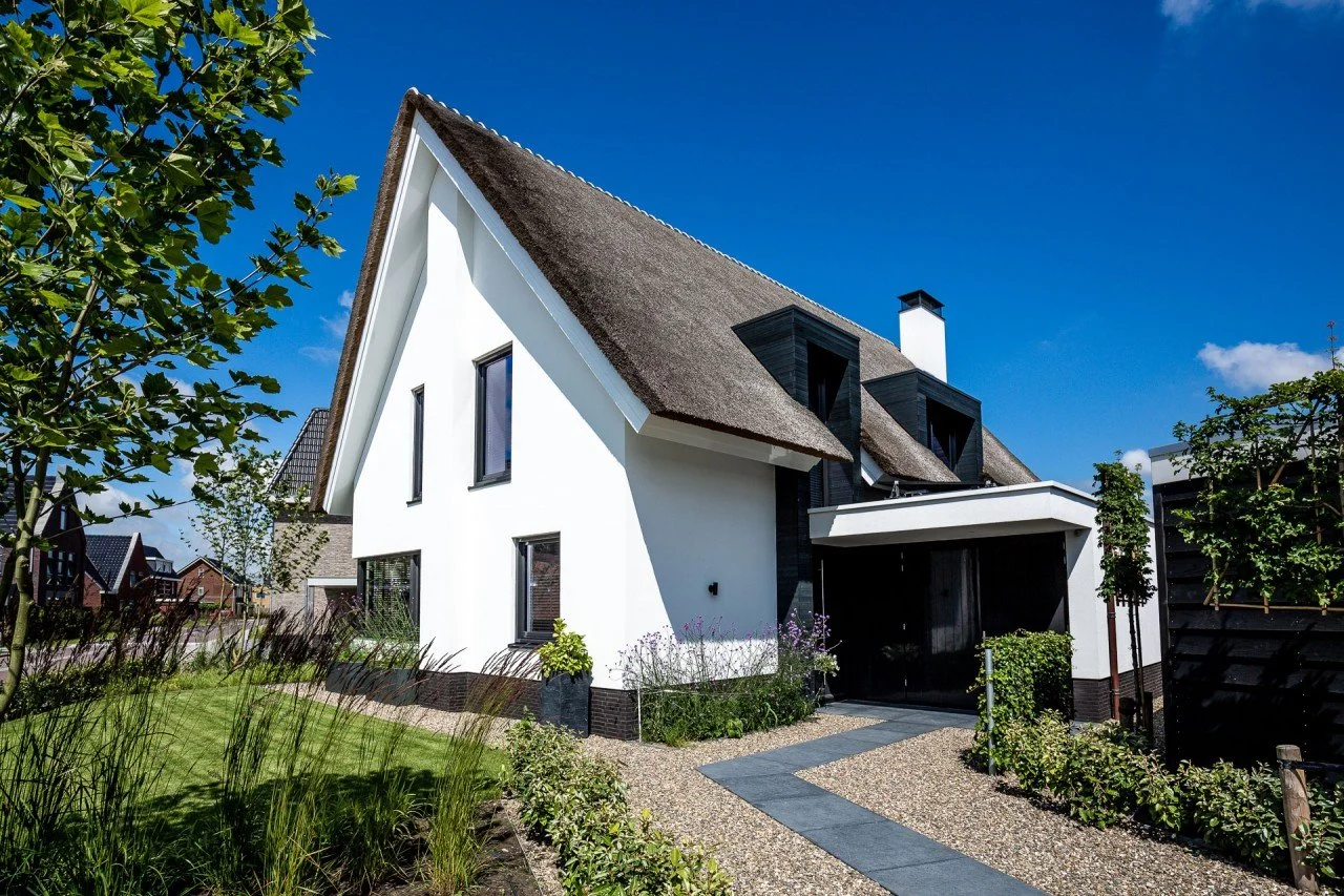 Buiten stucwerk en gevelisolatie bij een moderne villa door Zonjee Afbouw.
